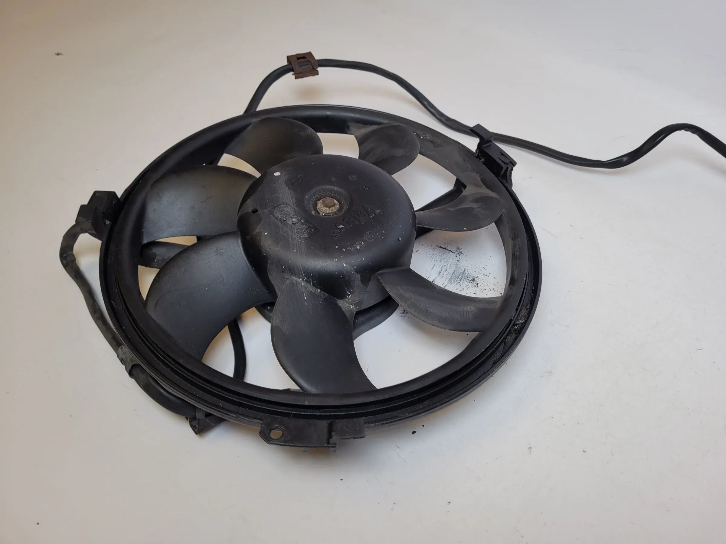 Original Audi A6 (4B2/4B4) Kühlerlüfter Motor Kühler Valeo 849354