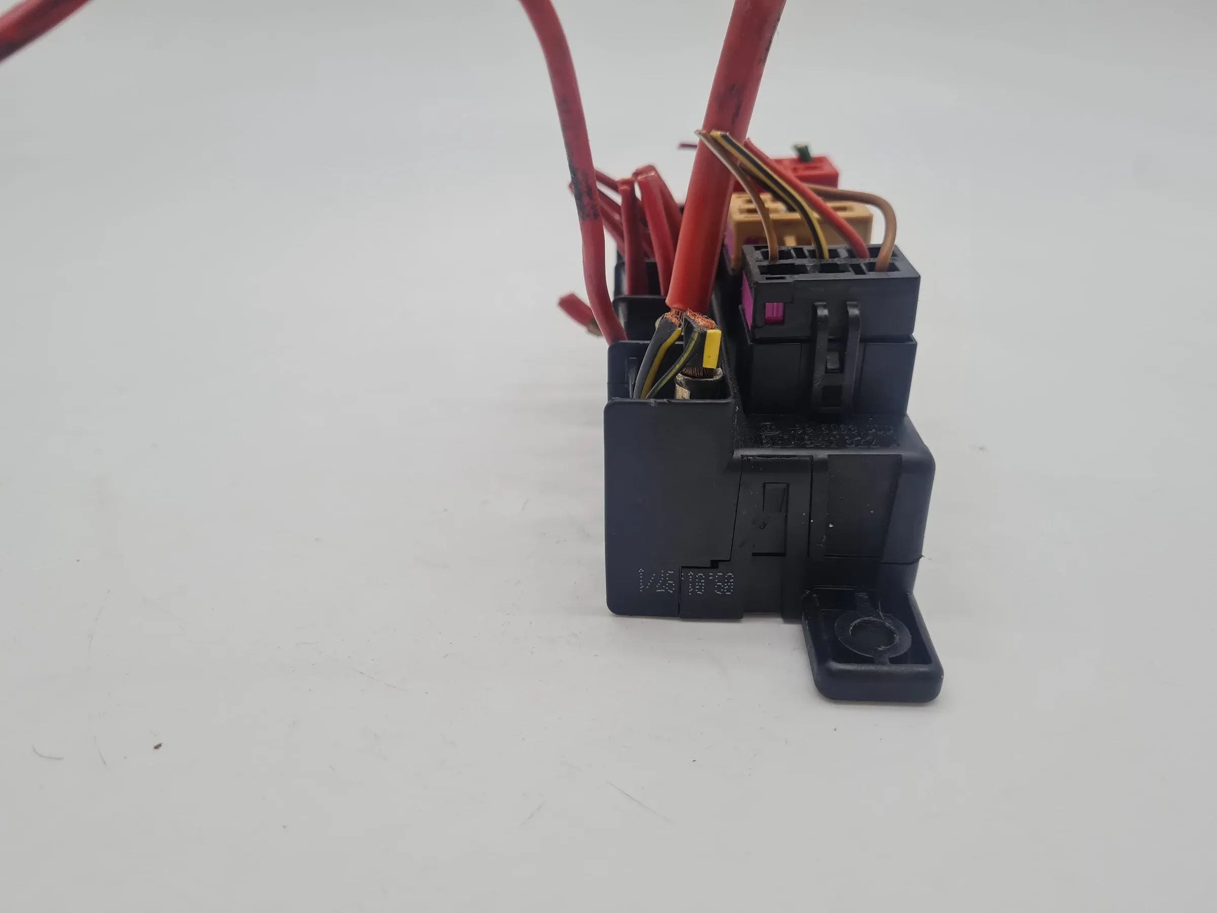 Original Audi A6 (4B2/4B4) Relais Stecker Leiste Träger 8L0941822A