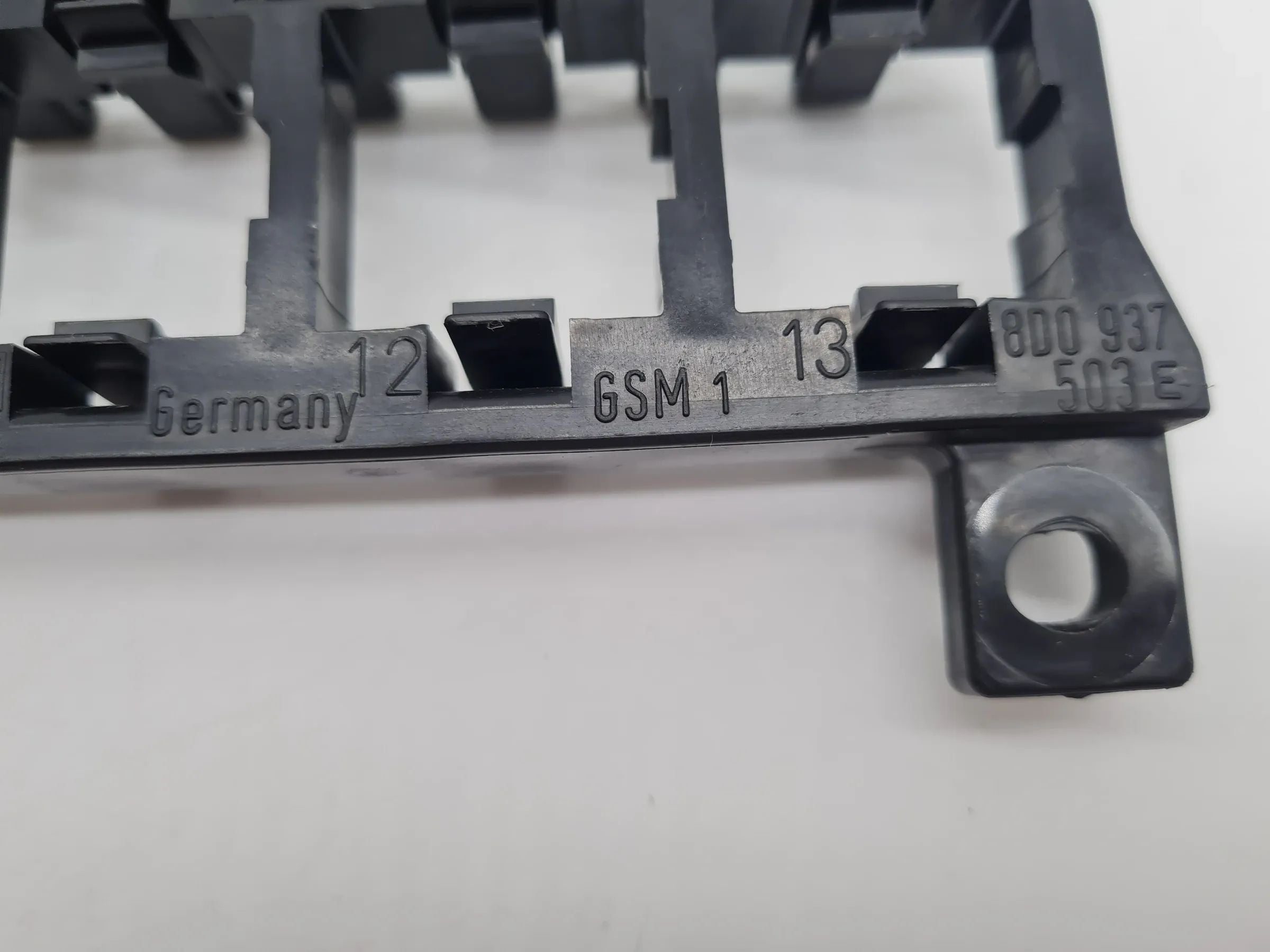 Original Audi A6 (4B2/4B4) Relais Stecker Leiste Träger 8D0937503E