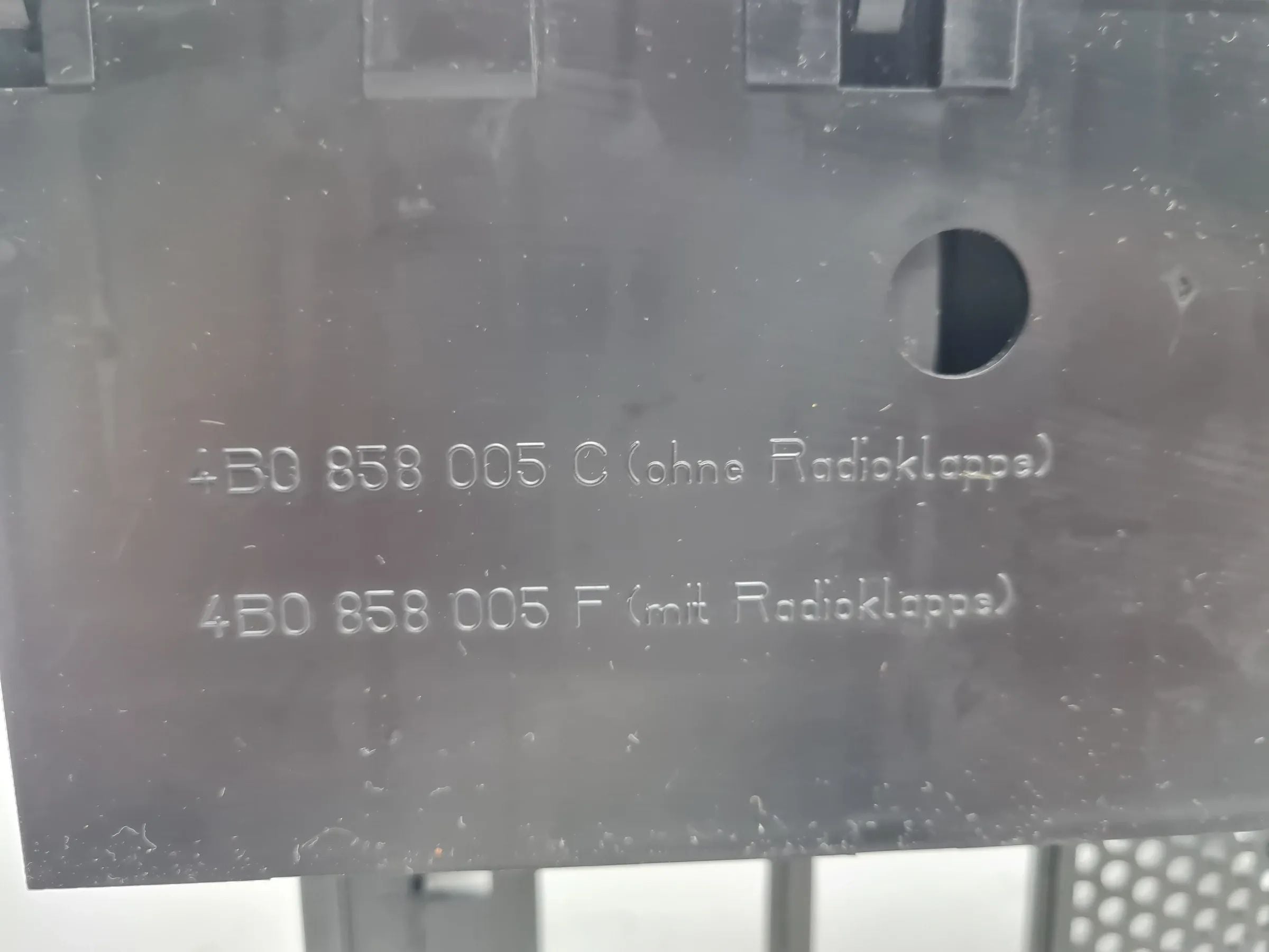 Original Audi A6 (4B2/4B4) Mittelkonsole Radioschacht 4B0858005
