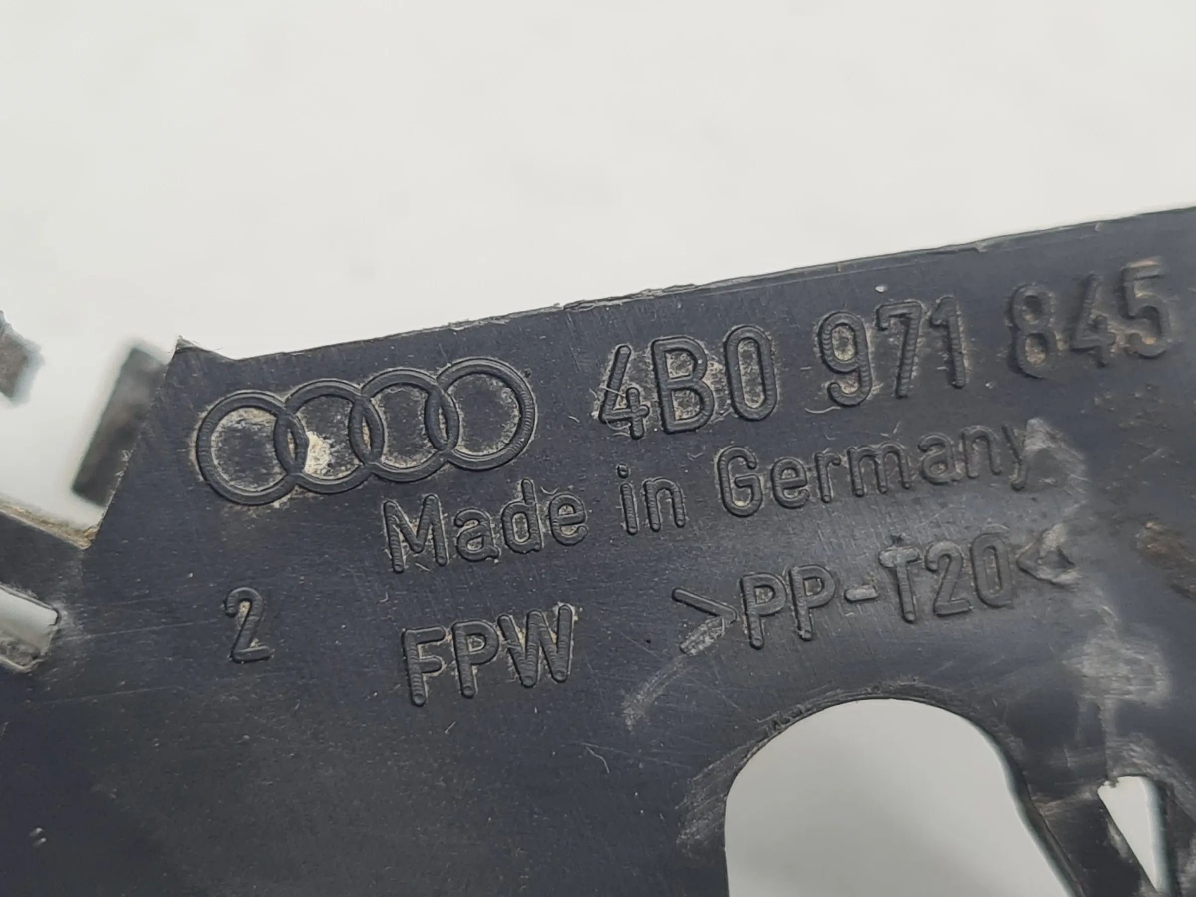 Original Audi A6 (4B2/4B4) Halter Halterung Sicherungsträger 4B0971845