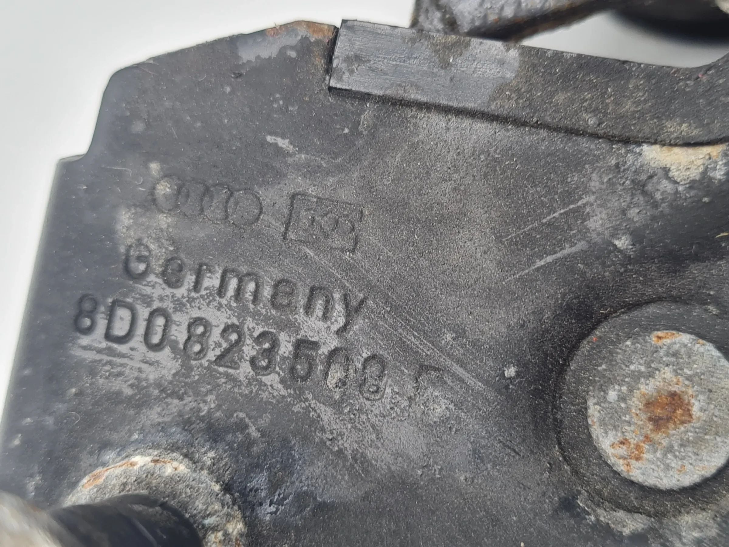 Original Audi A6 (4B2/4B4) Motorhaube Motorhaubenschloss 8D0823508