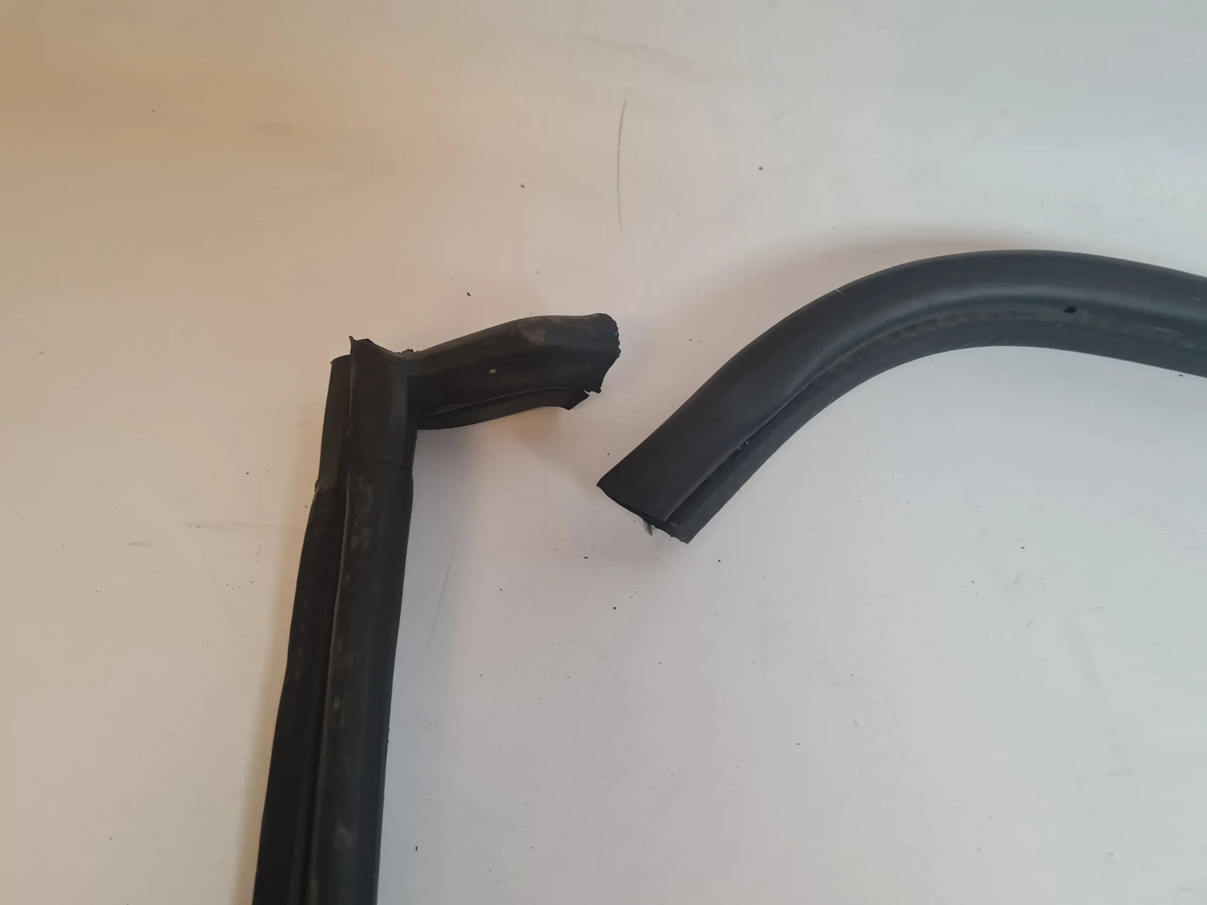 Original Mini One (R50/R53) Dichtung Frontklappe Motorhaube Hinten 7058137