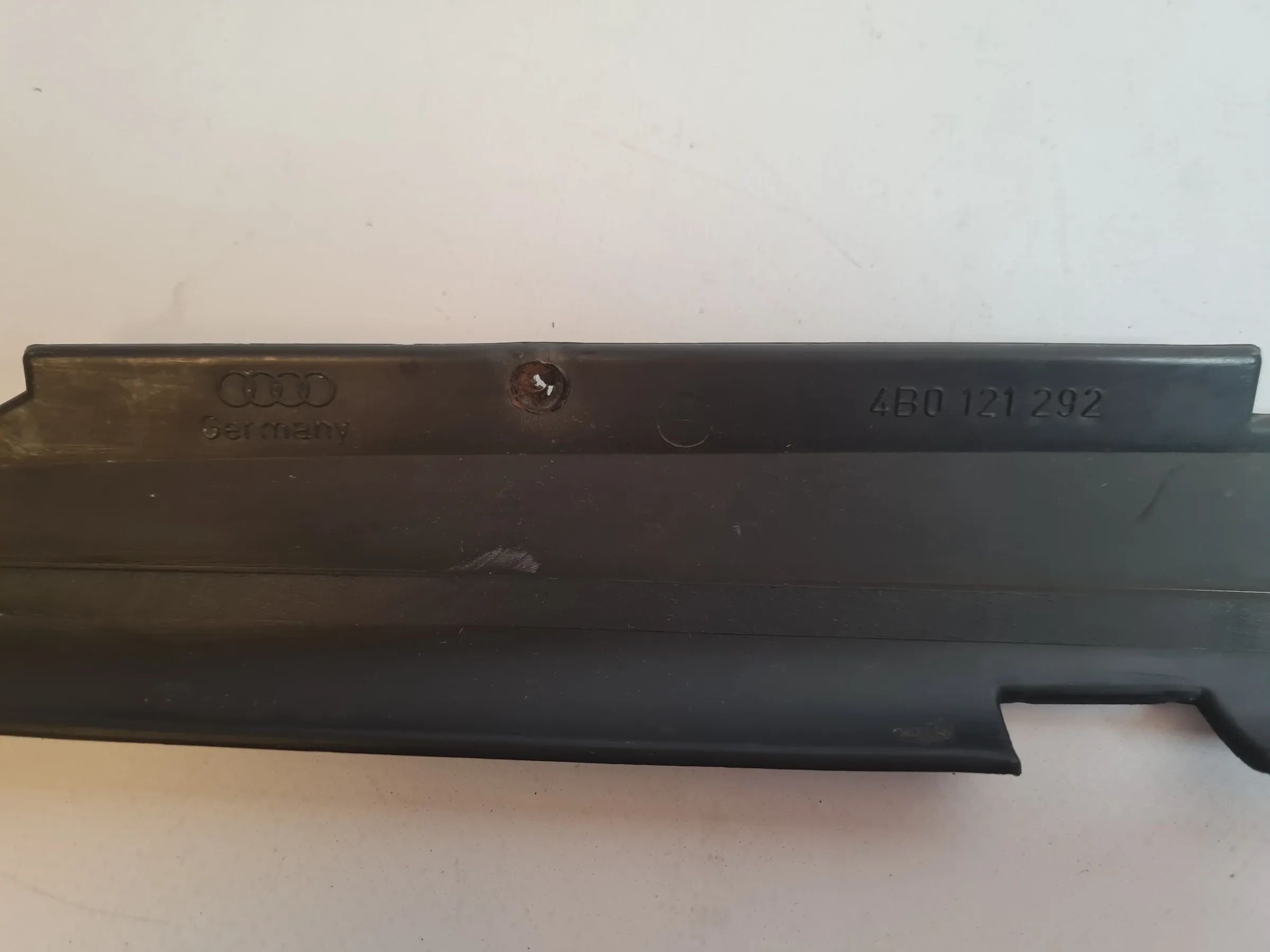 Original Audi A6 (4B2/4B4) Führung Abdeckung Schloßträger 4B0121292