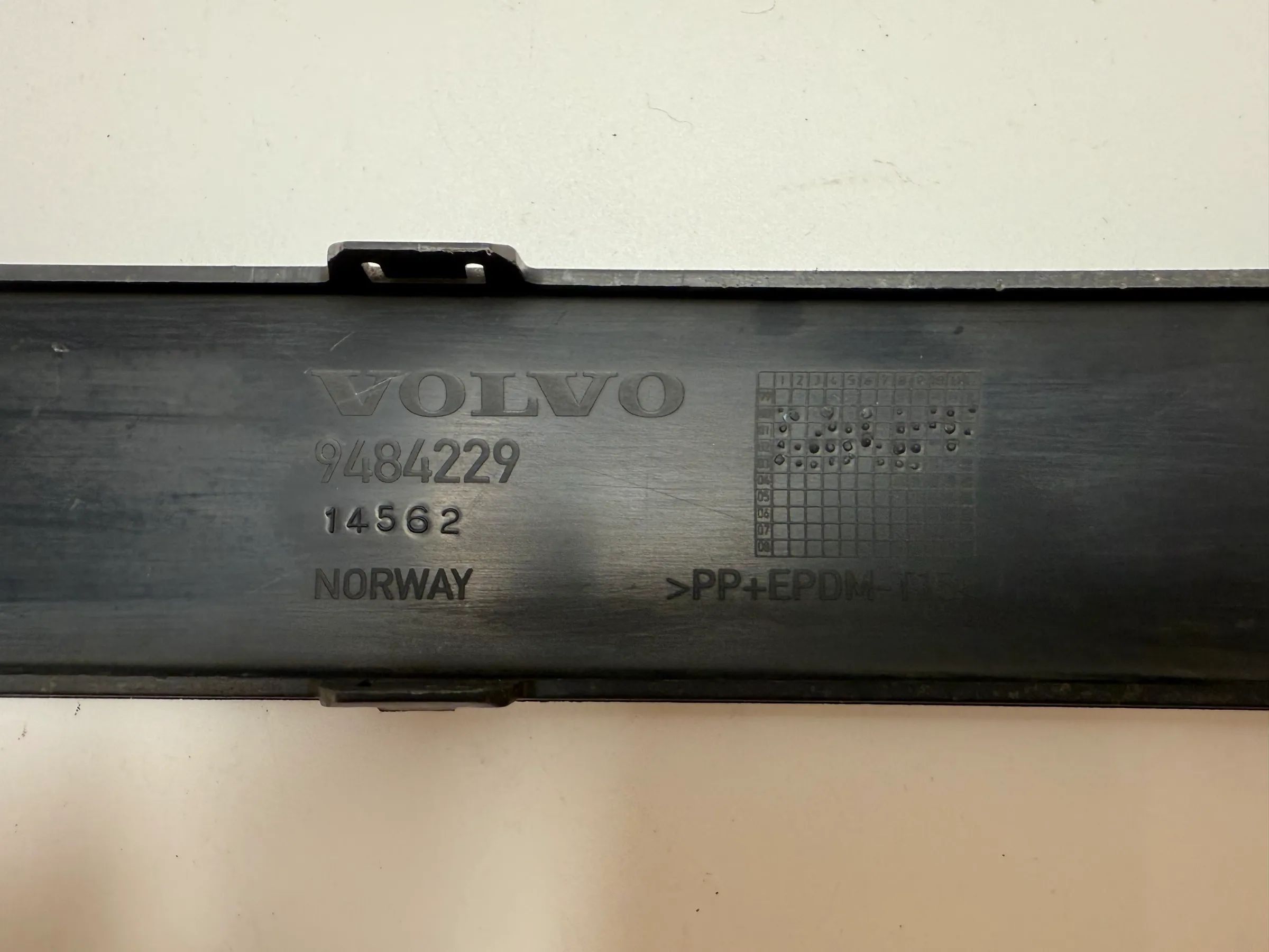 อะไหล่แท้ Volvo S60 00-04 ชิ้นกันกระแทกกันชน หมายเลข 9484229