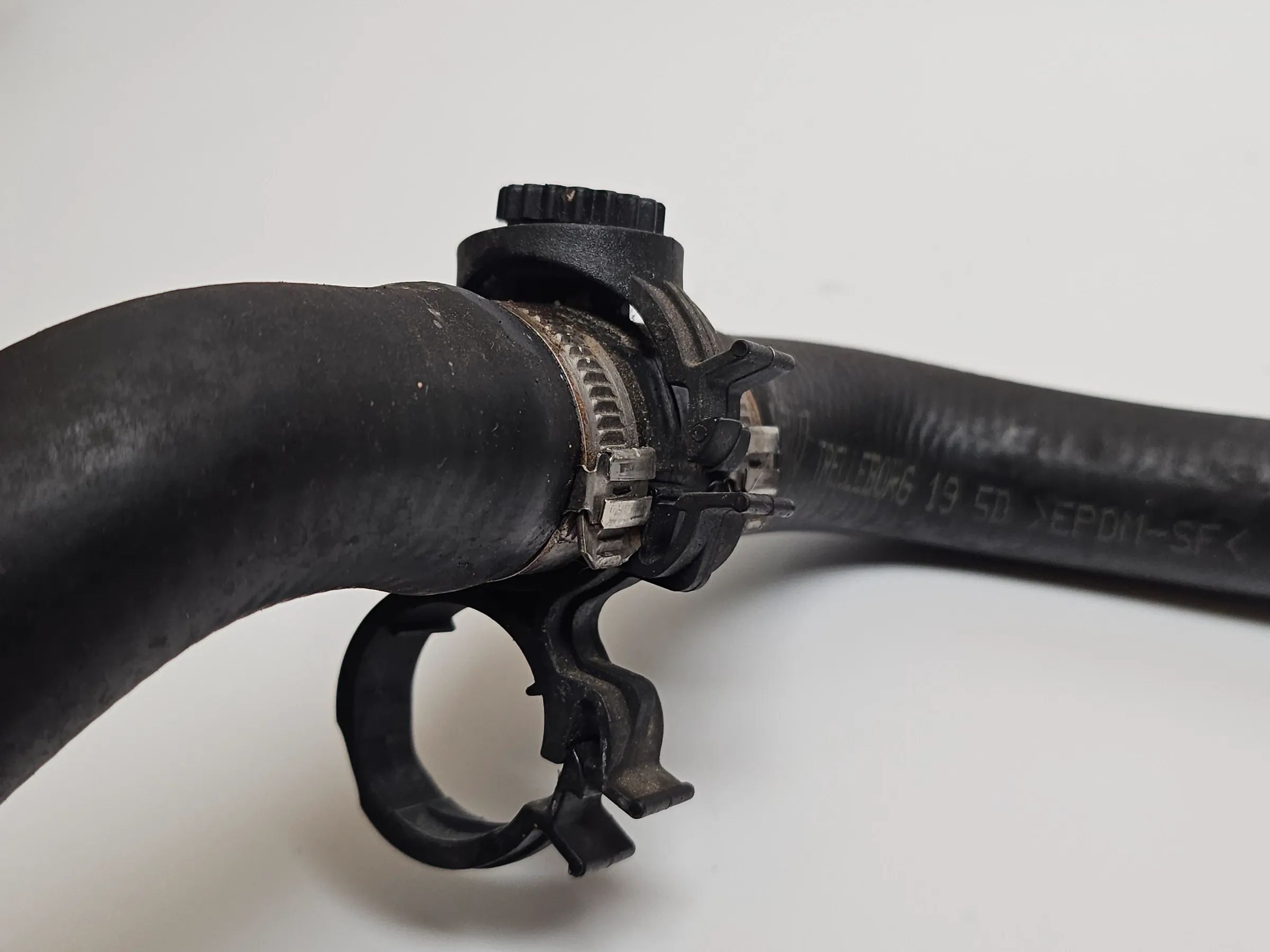 Fiat Punto  188 1,9 JTD Kühlwasserschlauch zum Wärmetauscher 2 Original