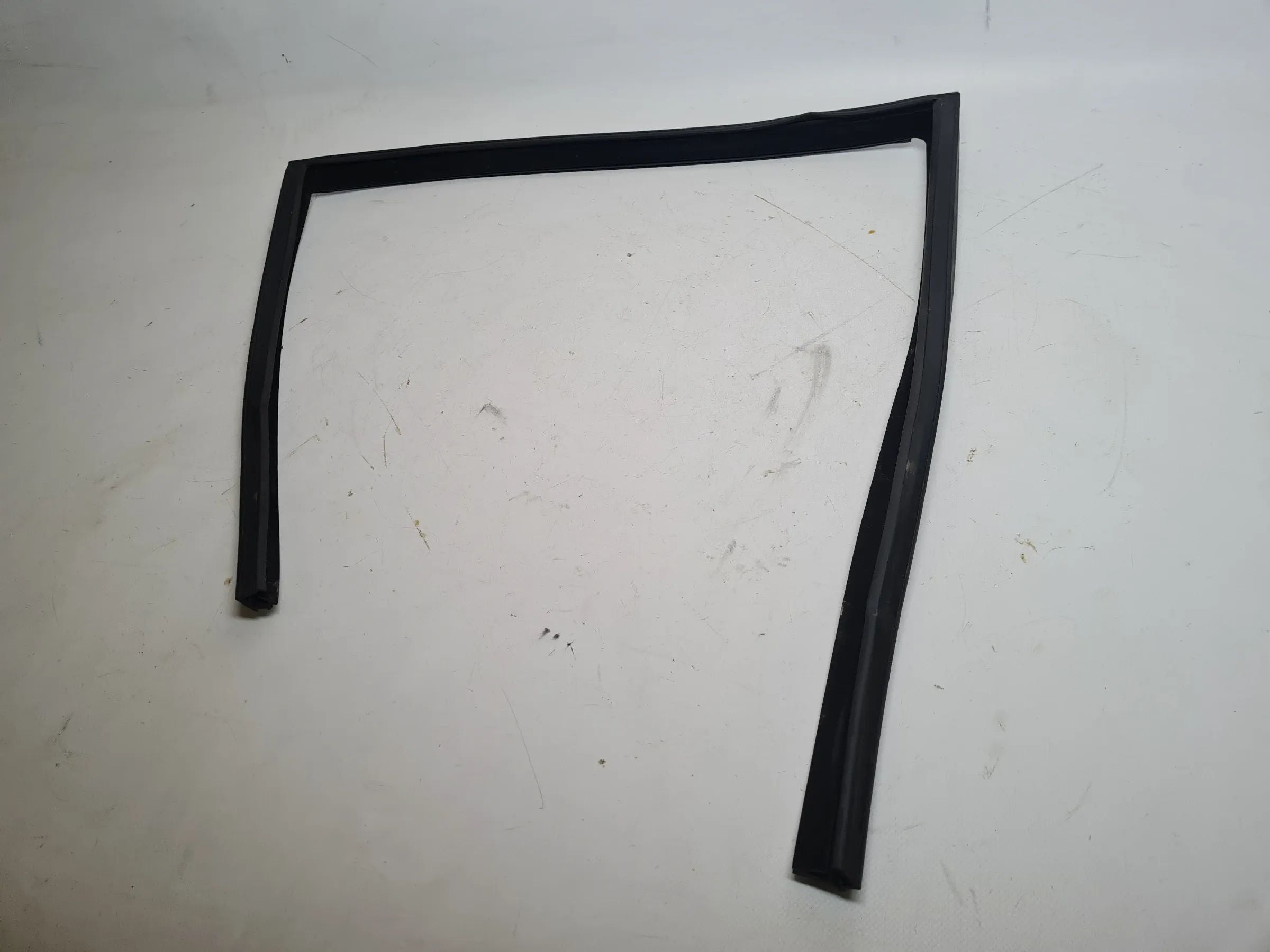 ซีลยางแนวหน้าต่างแท้ BMW 5er E39 ด้านขวาหลัง 8159818 / 34.6406