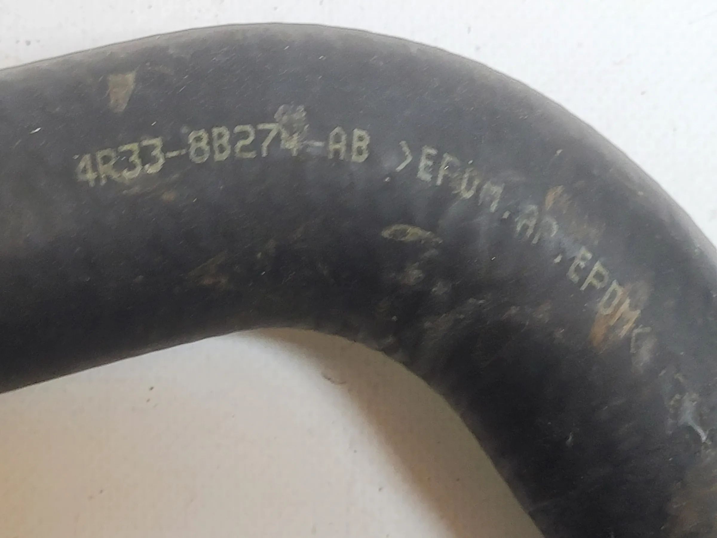 Ford Mustang V Kühlleitung Kühlschlauch Benzin 4R33-8B274-AB Original