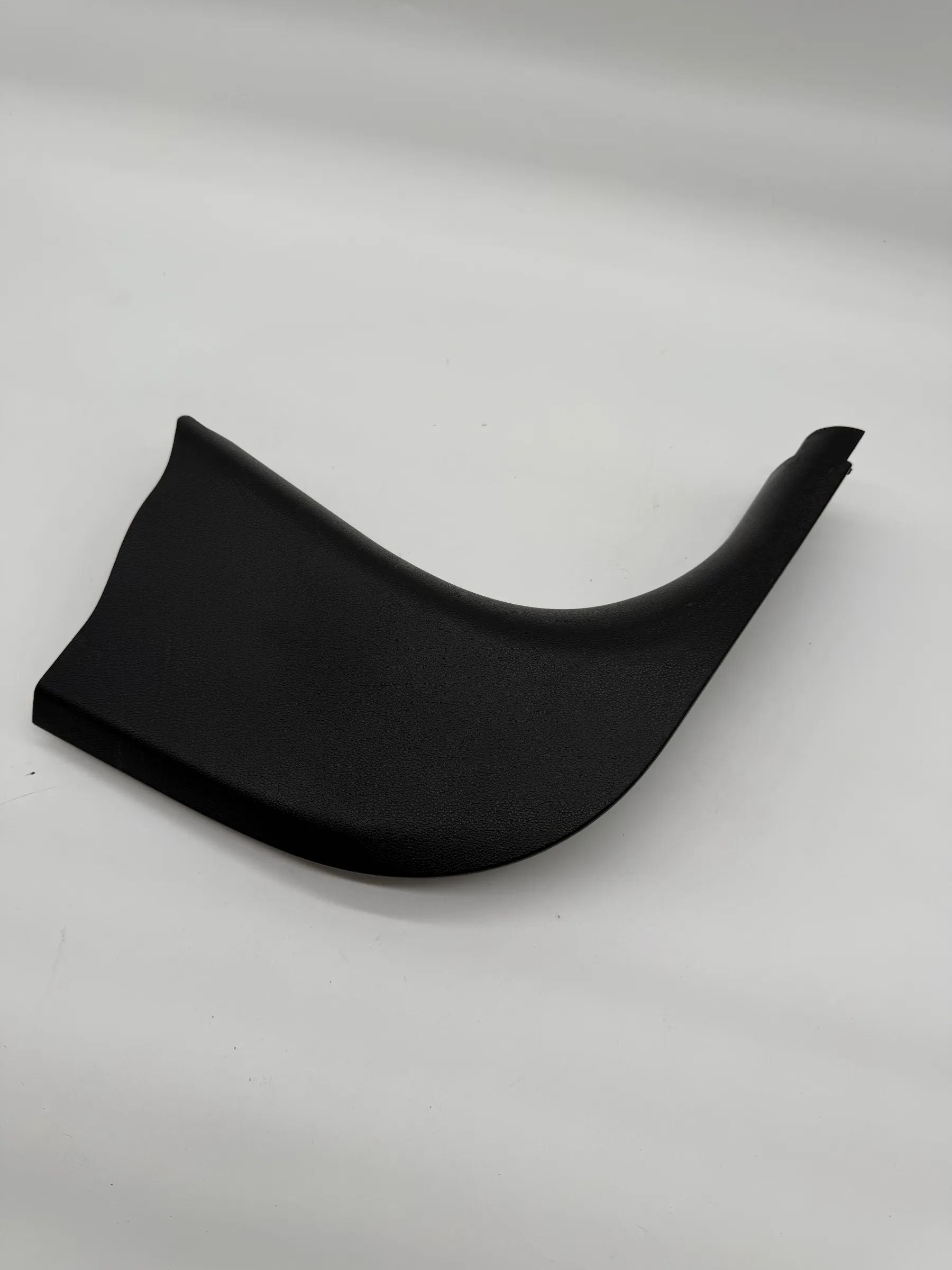 Обивка передней правой двери BMW Е90 Е91 Е92 7066990 Панель покрытия ножного пространства