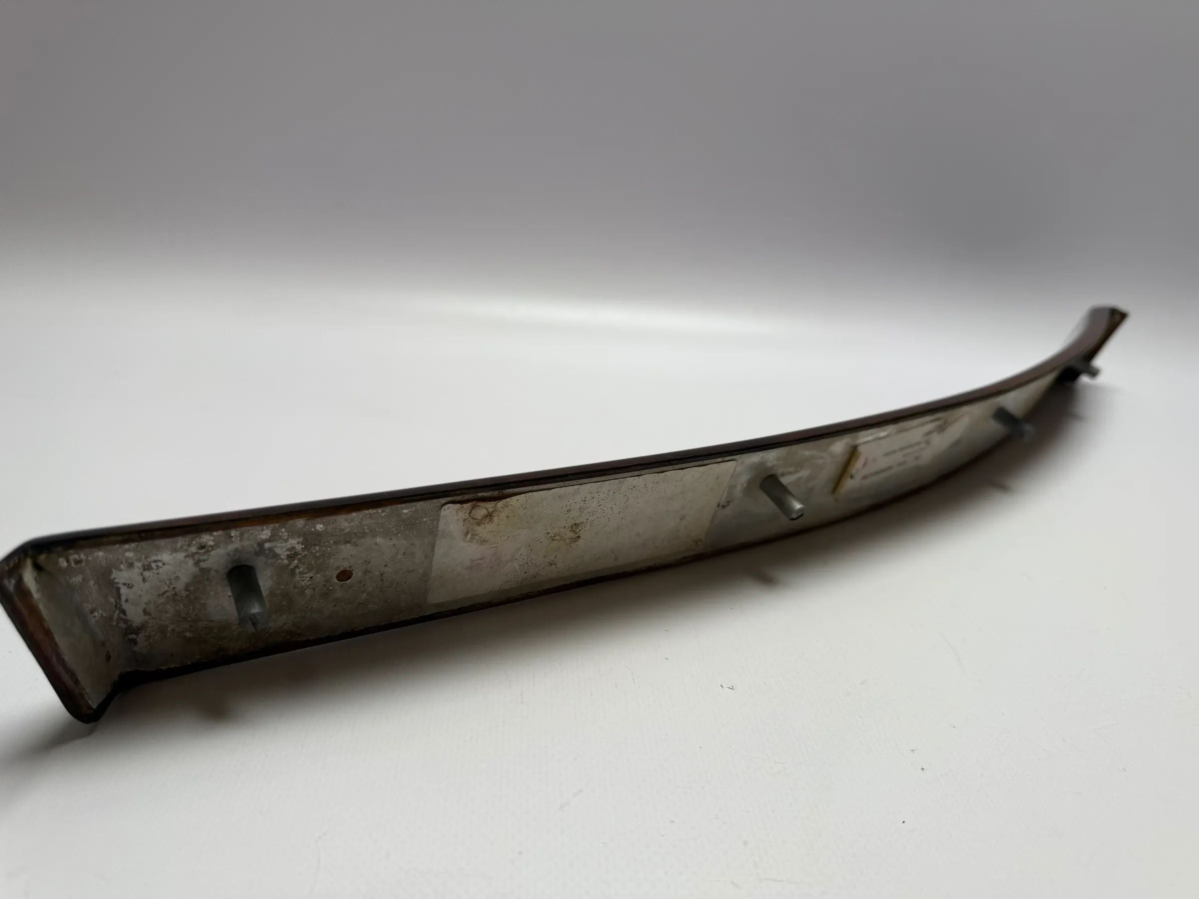 Oryginalna listwa dekoracyjna/blenda deski rozdzielczej BMW E39 nad schowkiem 8211434