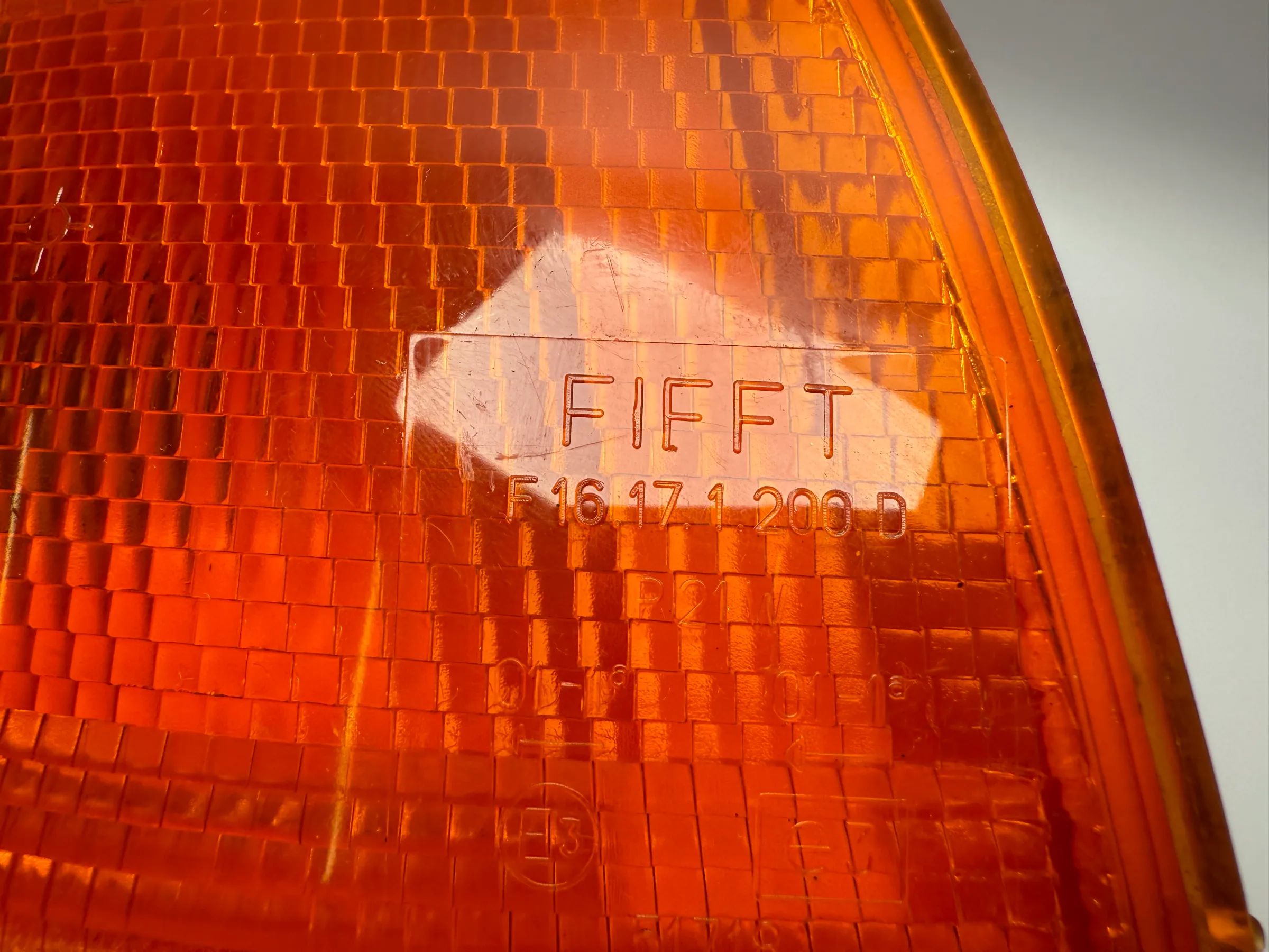 Оригинальный передний правый оранжевый поворотник Opel Astra F 91-94 90421897