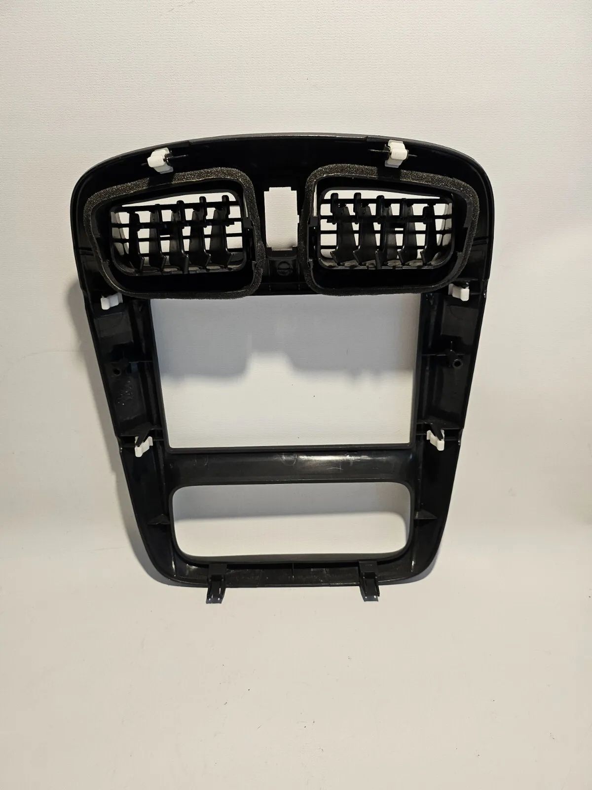 อะไหล่แท้ Mazda Demio DW 1.3 ฝาครอบช่องลมแผงคอนโซลกลาง D26755210