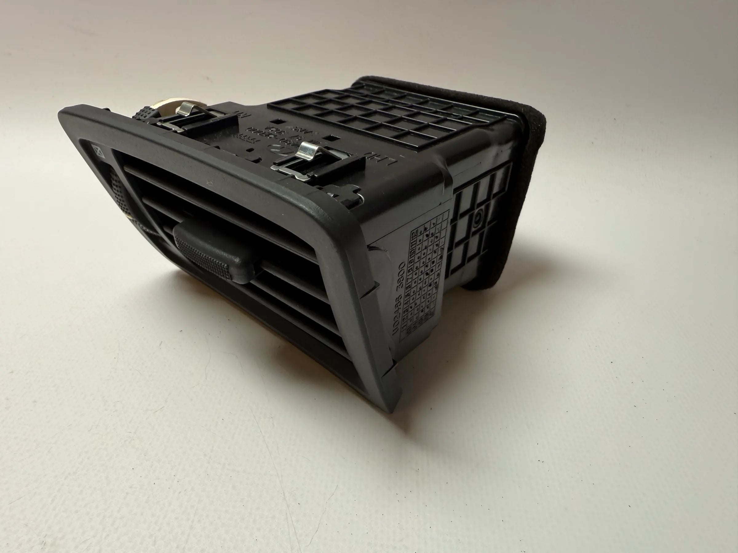 Original Hyundai Tucson air vent ventilation grille right 97490-2E000 / JM 97 302A 