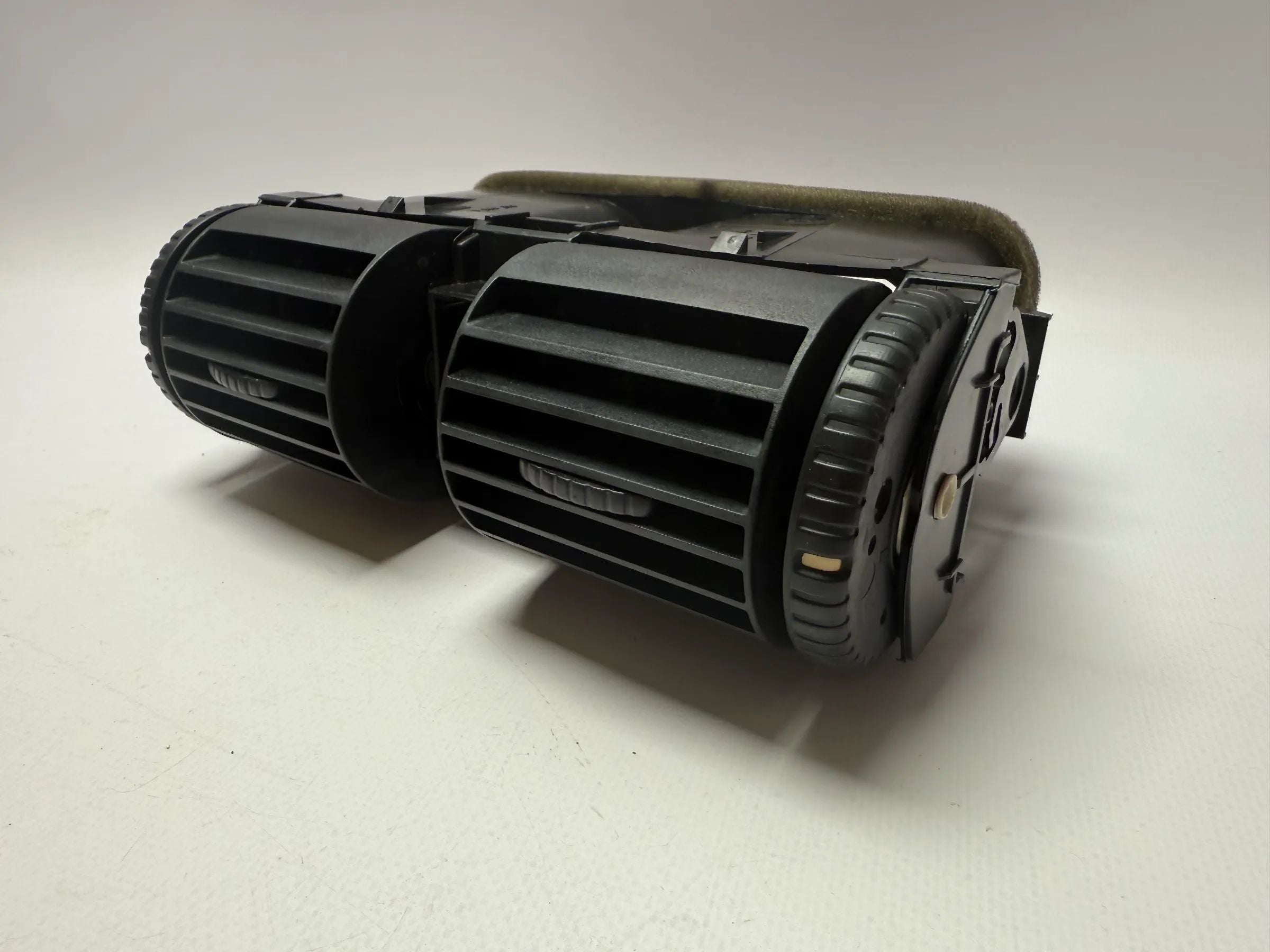 Оригинальная центральная двойная воздушная решетка вентиляции Opel Astra G 90560344