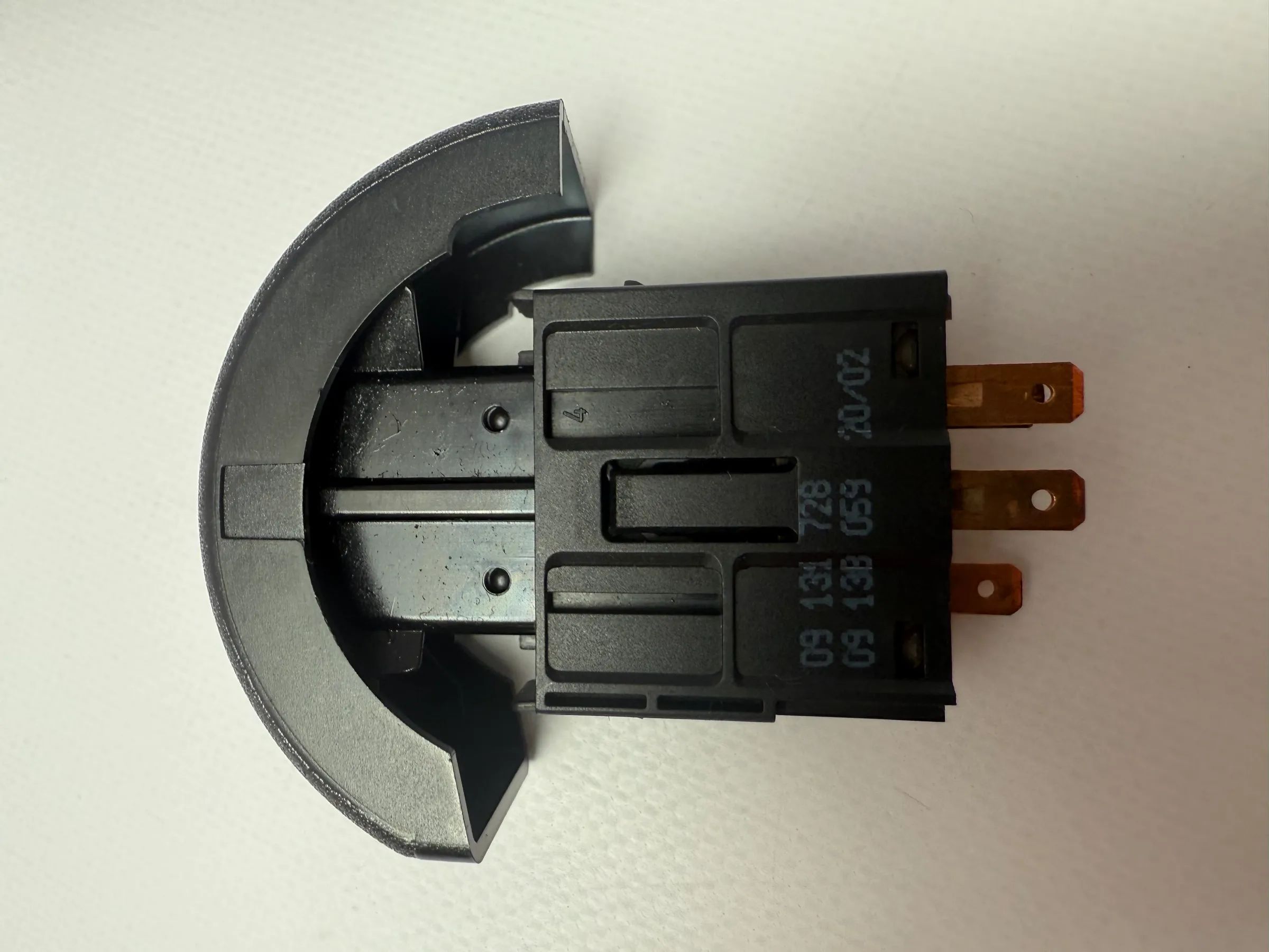 Оригинальный переключатель аварийной сигнализации Opel Astra G в передней вентиляционной решетке 09131728