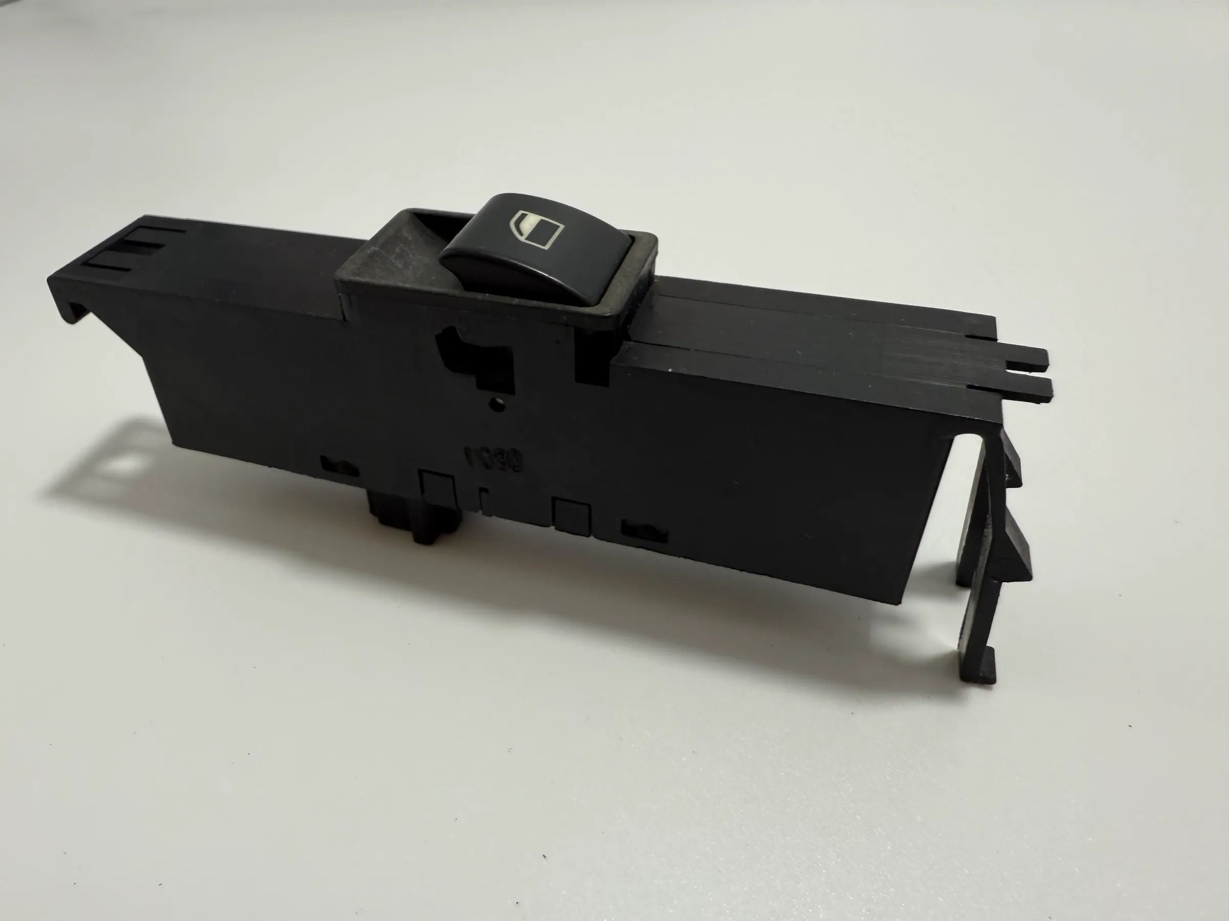 Оригинальный переключатель кнопки стеклоподъемника BMW 3 серии (E46) передний левый 61.31-8 381 511