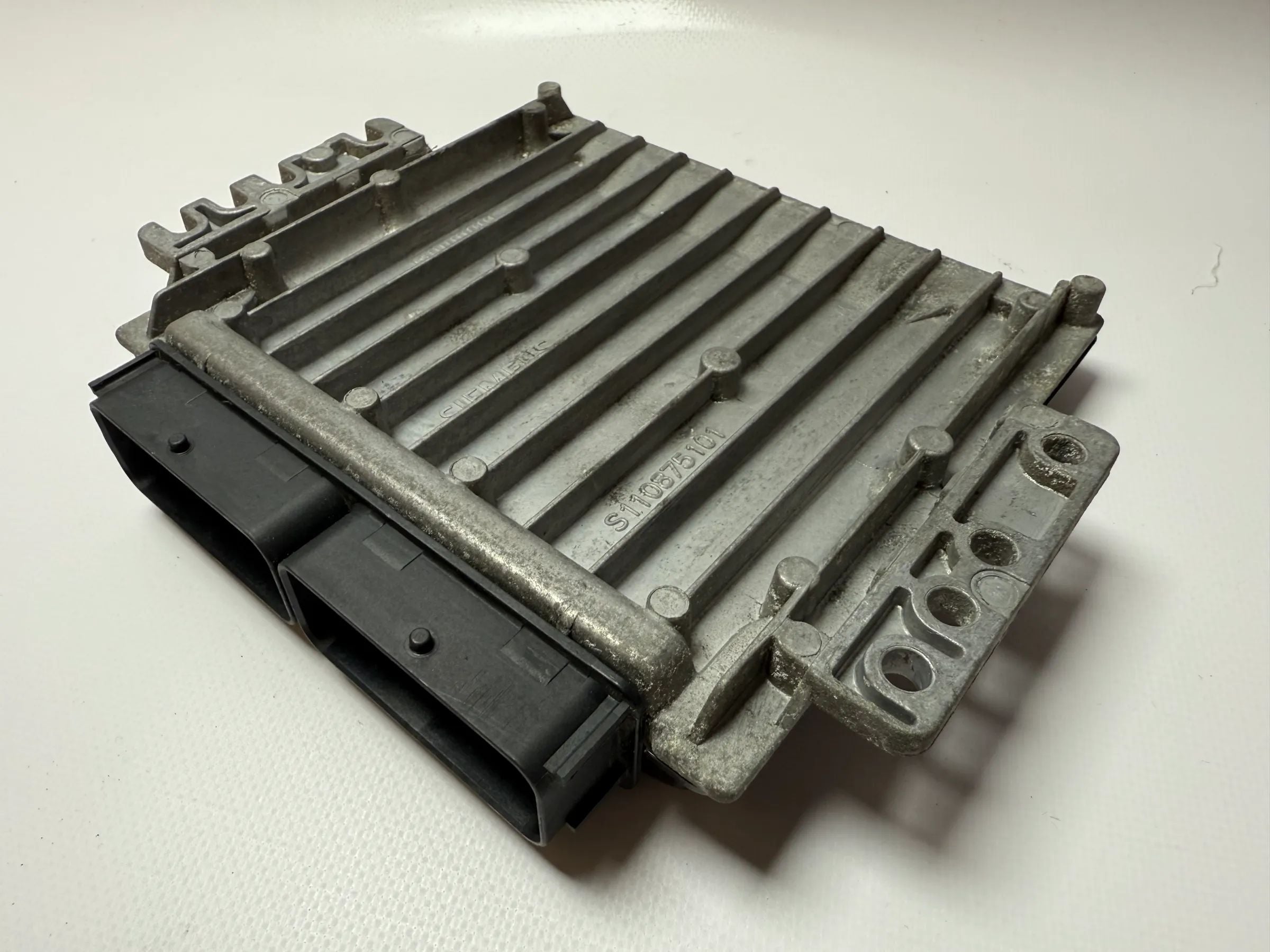 Оригинальный блок управления двигателем Siemens для Renault Clio MK2 S118301111A / 8200189312