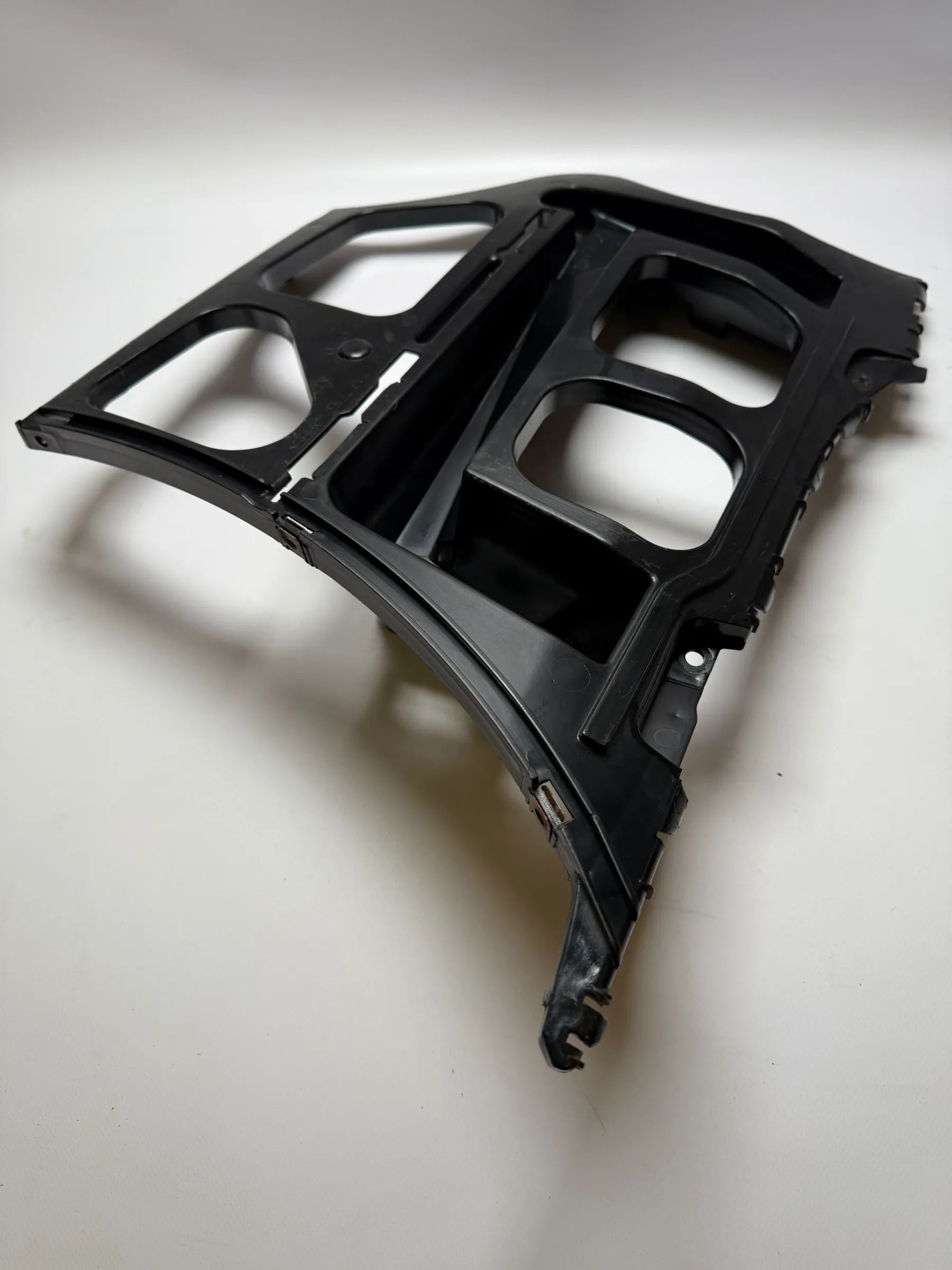 Оригинальный держатель бампера BMW E90 / E91 правый 51127127716