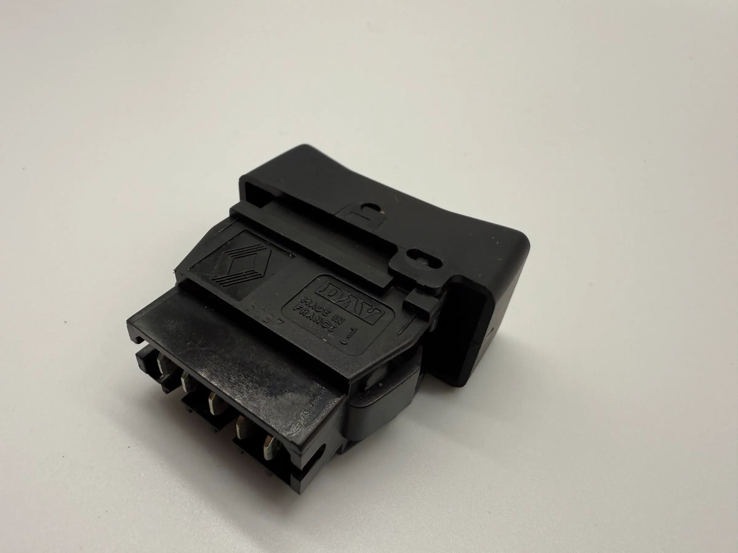 Oryginalny przełącznik świateł przeciwmgłowych Renault R21 DAV 7700794673