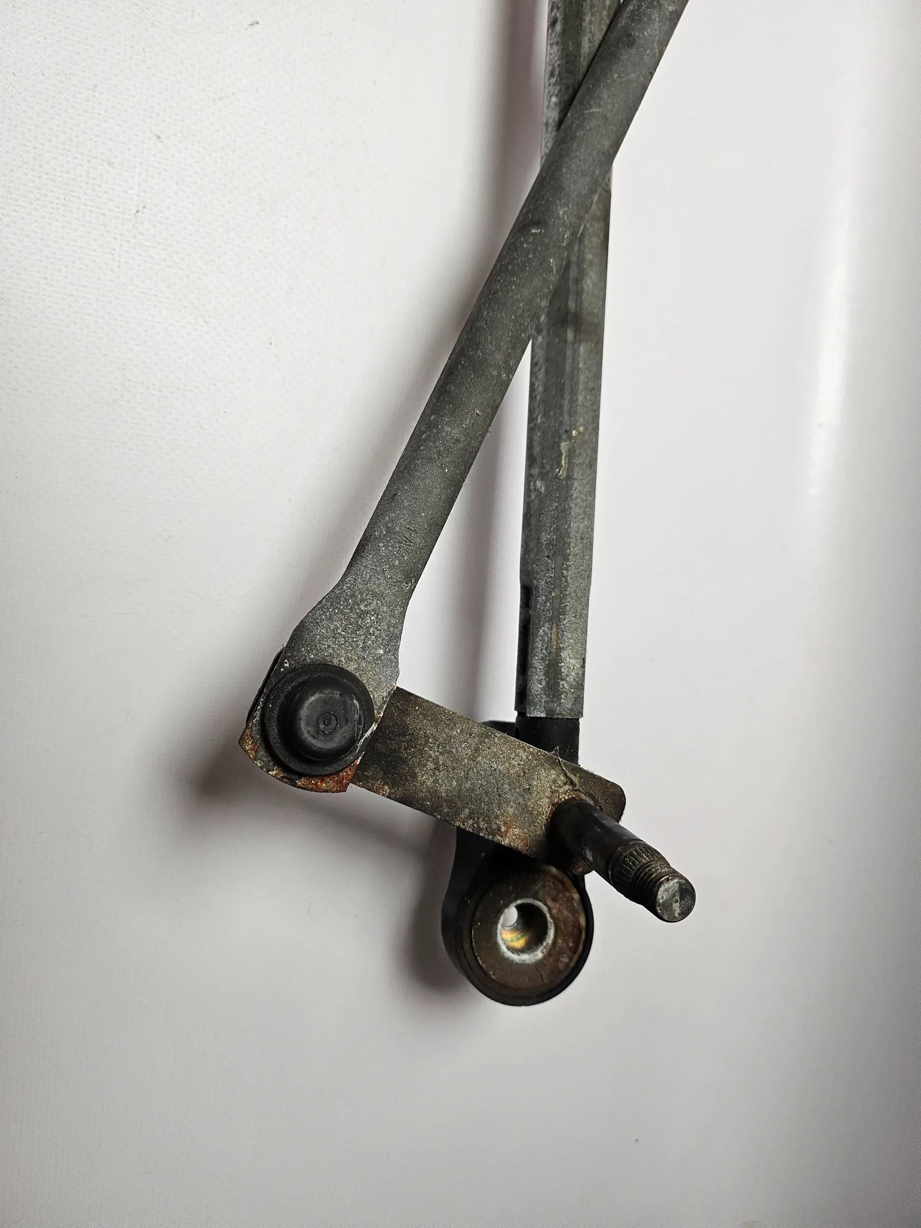 Original BMW X5 E53 wiper linkage front 7046570-01