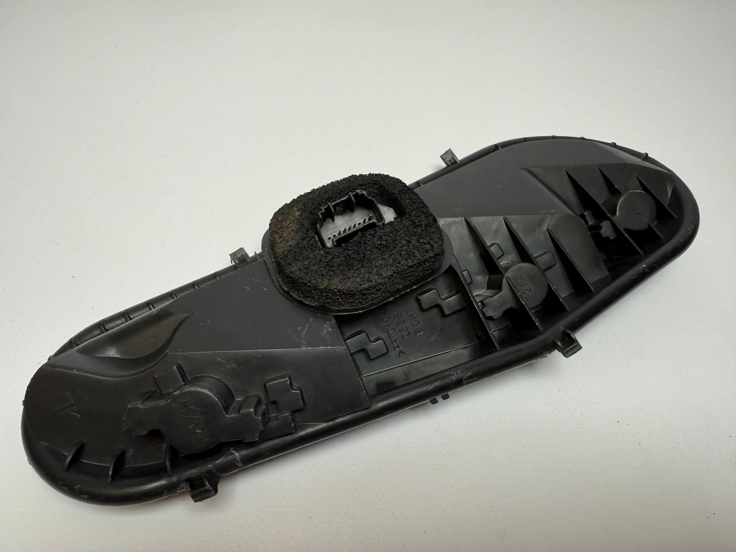 Oryginalny uchwyt lampy tylnej prawy Citroen C1 Peugeot 107 (PM/PN) 25688002