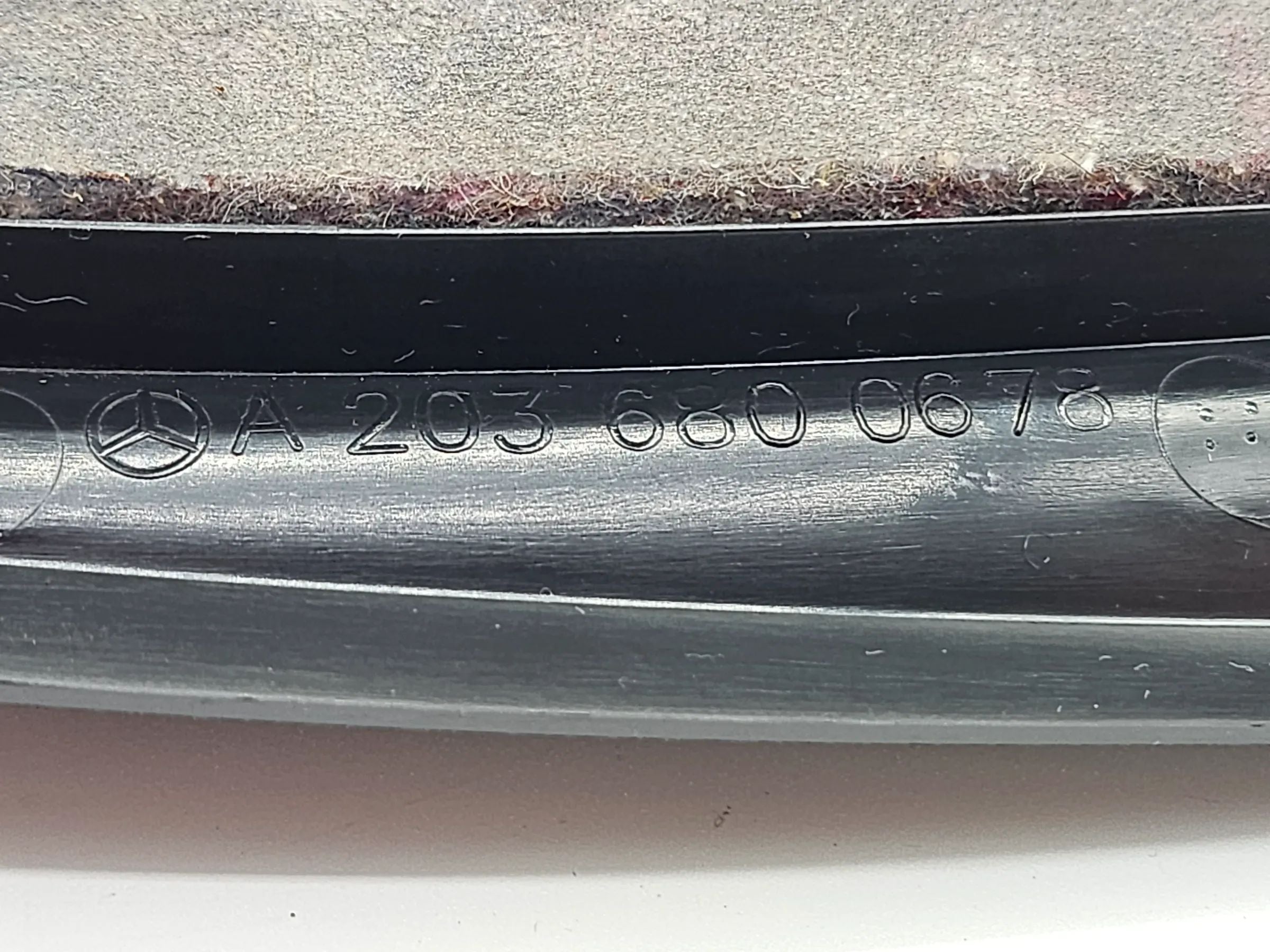 Крышка облицовки передней панели справа Mercedes-Бенц W203 оригинал A2036800678