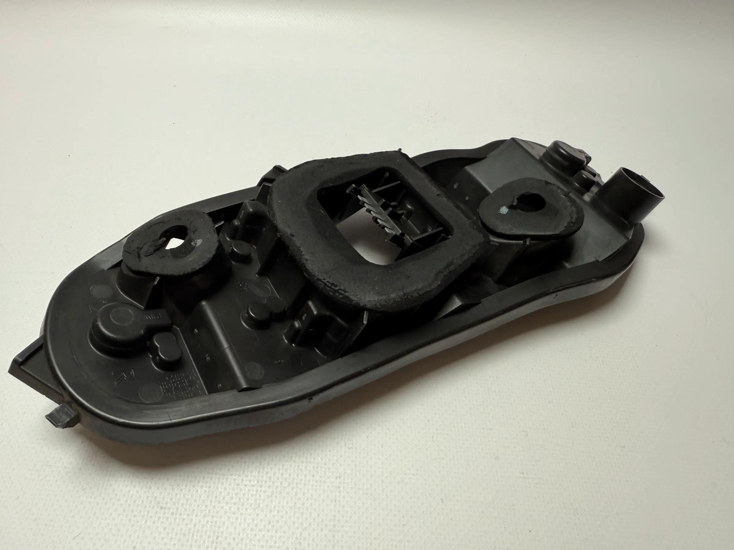 Oryginalny uchwyt lampy tylnych świateł Opel Corsa D prawy 88037852