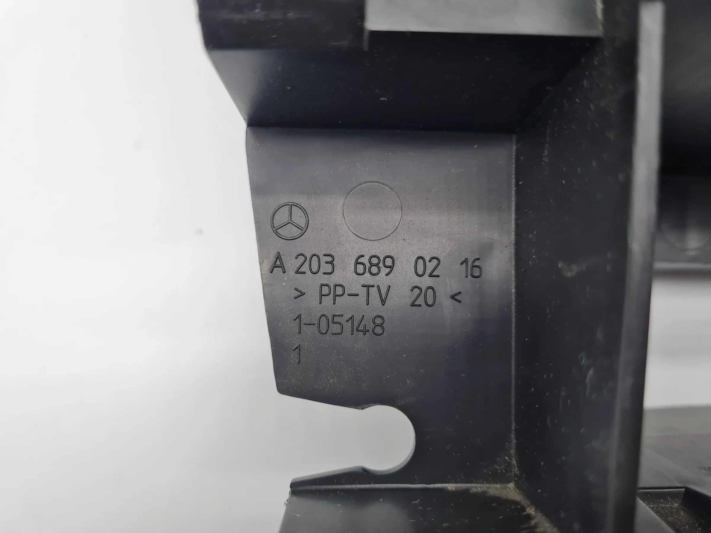 Original Mercedes-Benz C-Klasse (W203) Radioschacht Einbaurahmen A2036800878