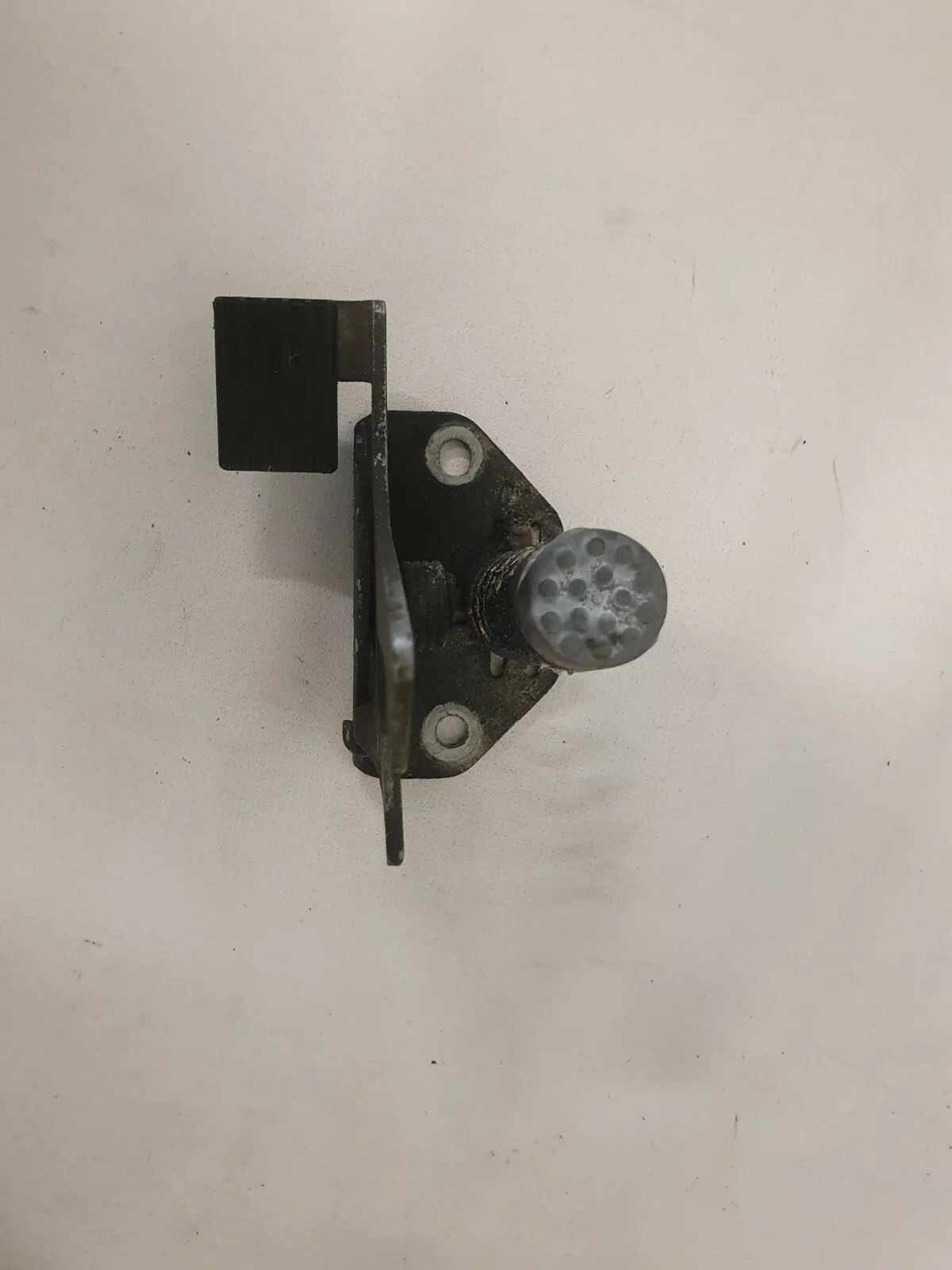 оригинальный рычаг открывания капота Volvo S60 2000-2009