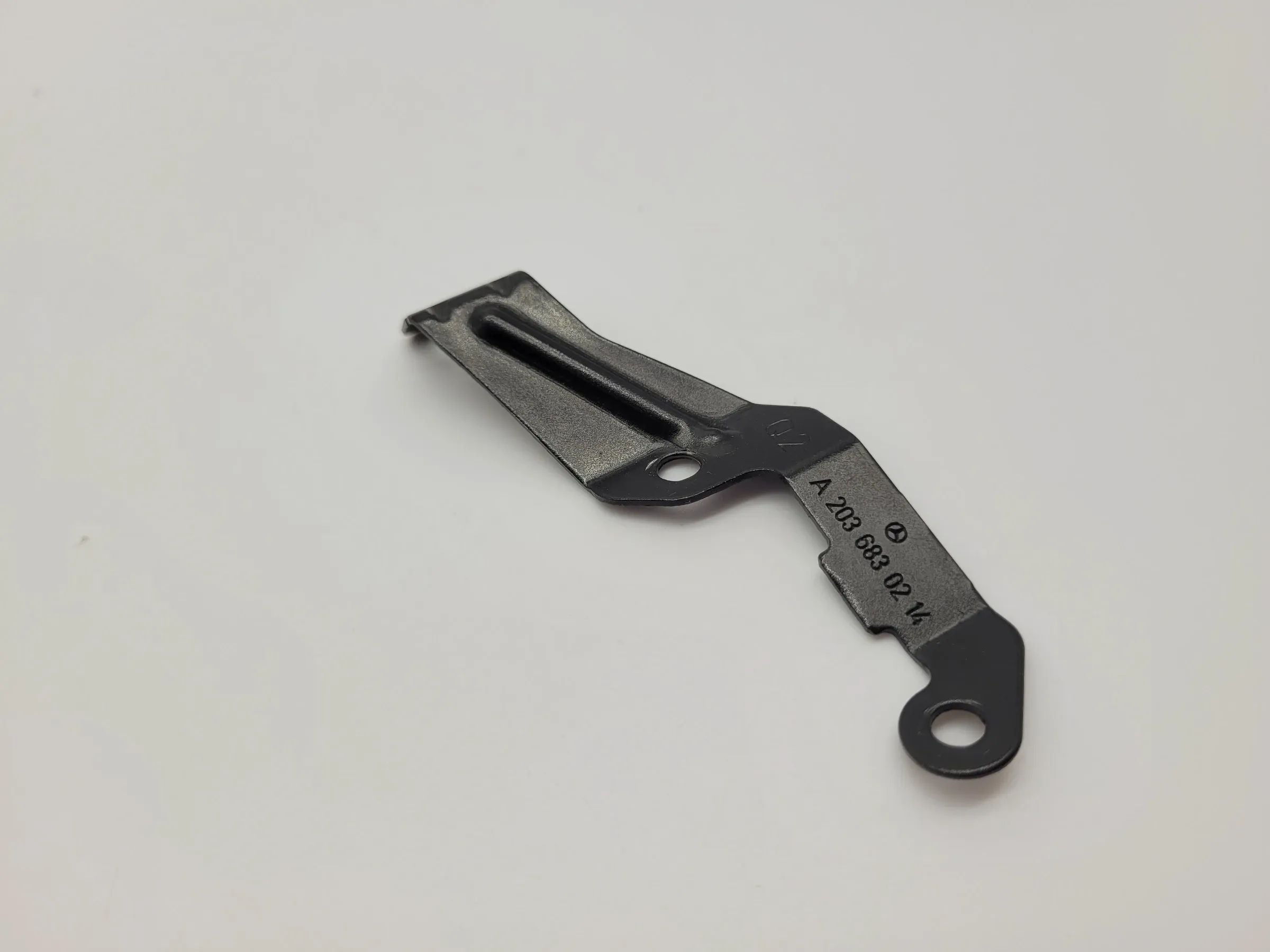 Original Mercedes-Benz C-Klasse (W203) Halterung Mittelkonsole Links A2036830214