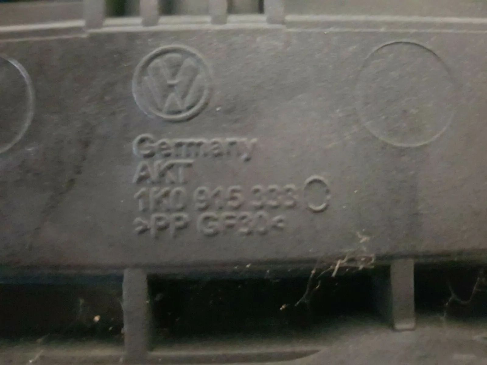 อะไหล่แท้ บริเวณยึดแบตเตอรี VW Golf V (1K) หมายเลข 1K0915333C