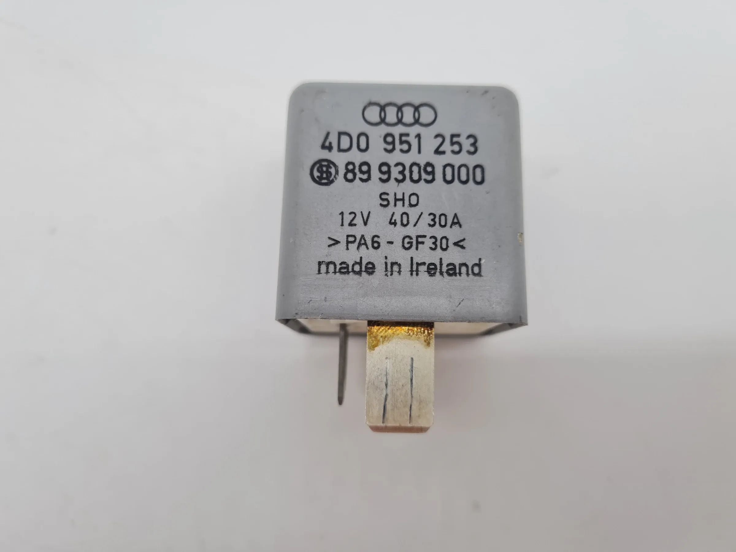 Original Audi A6 (4B2/4B4) Kraftstoffpumpenrelais Relais 4D0951253