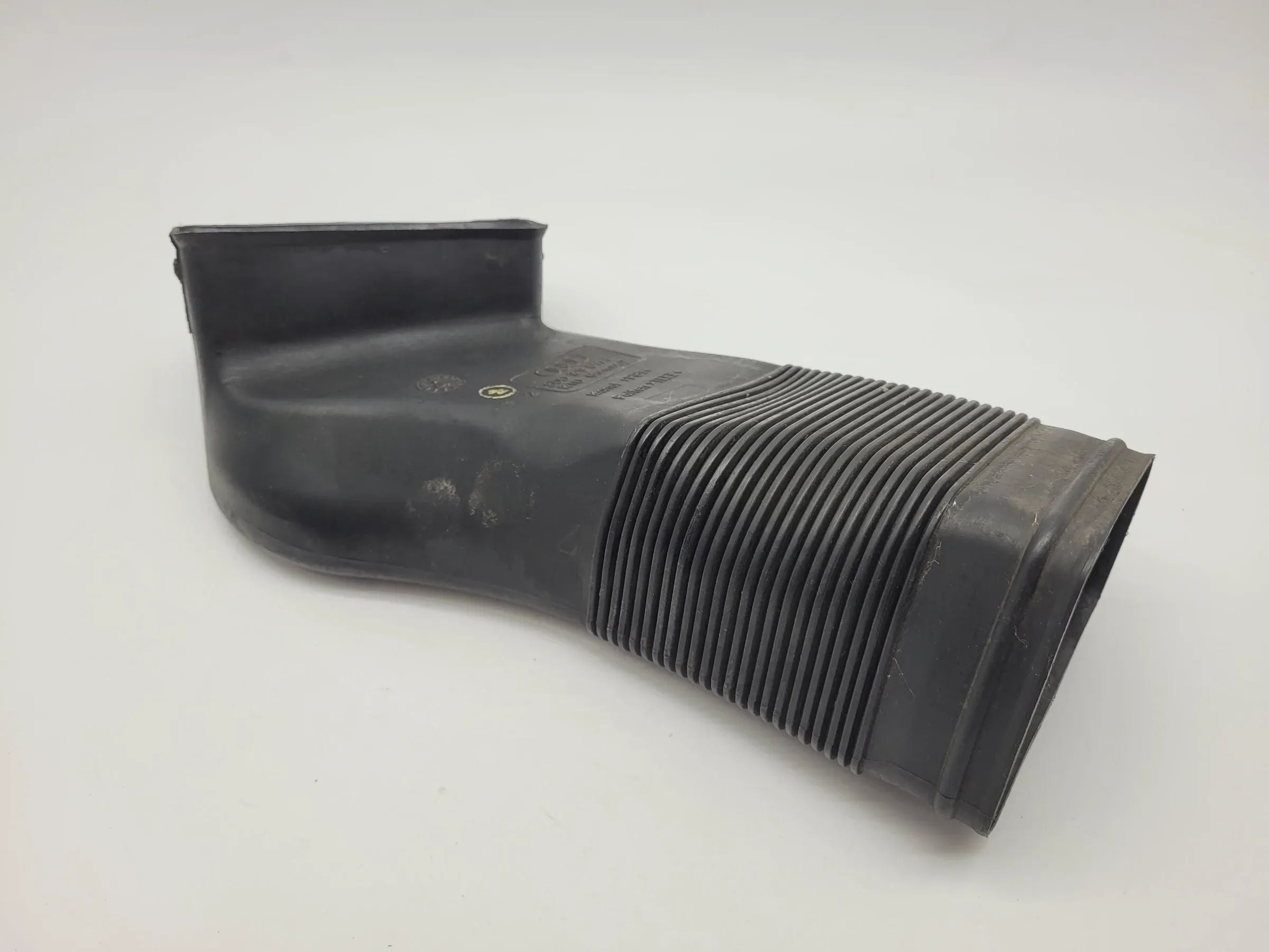 Original Audi A6 (4B2/4B4) Ansaugschlauch für Luftfilter 8D0129617E