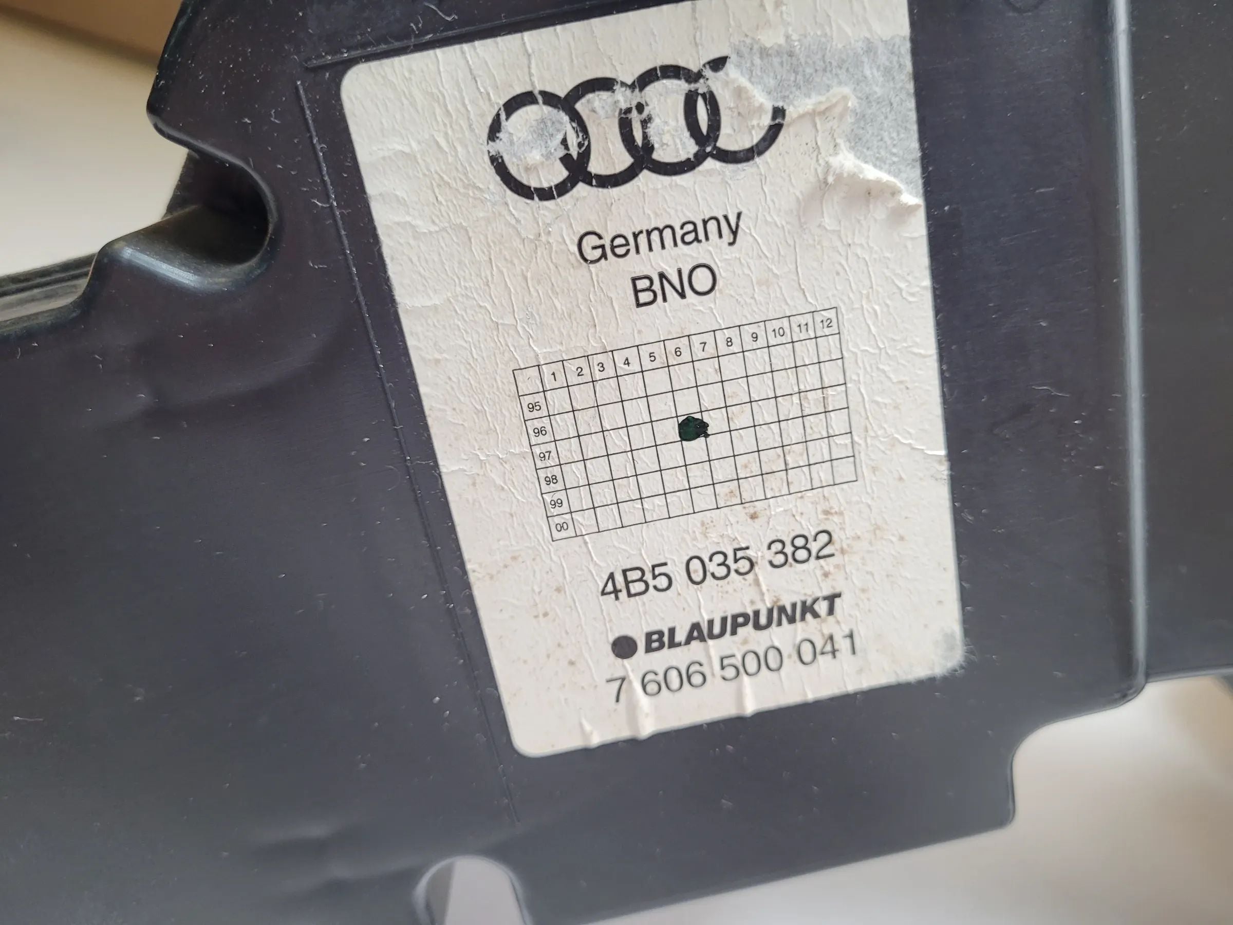 Original Audi A6 (4B2/4B4) Subwoofer Blaupunkt Rechts Hinten 4B5035382