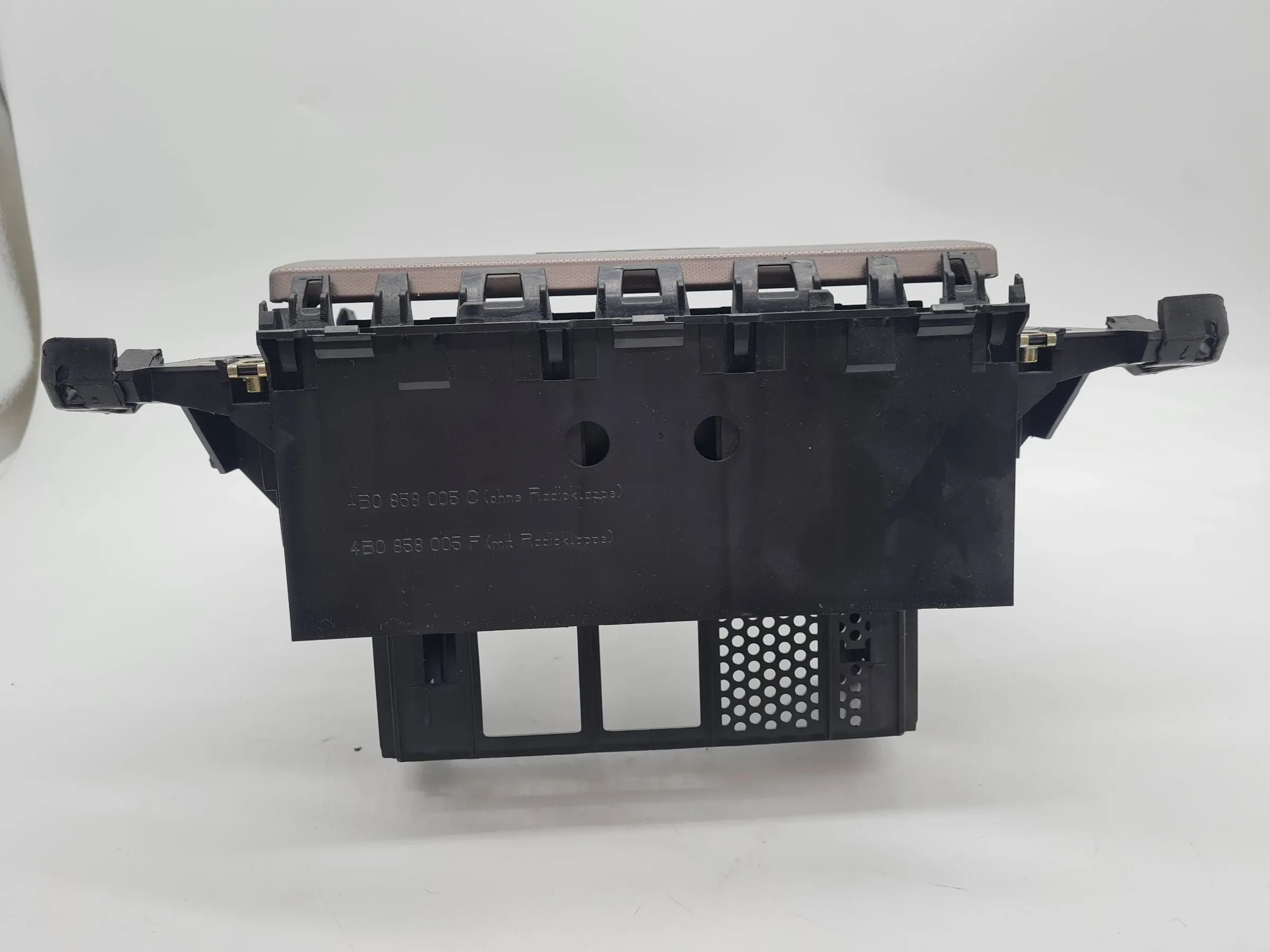 Original Audi A6 (4B2/4B4) Mittelkonsole Radioschacht 4B0858005
