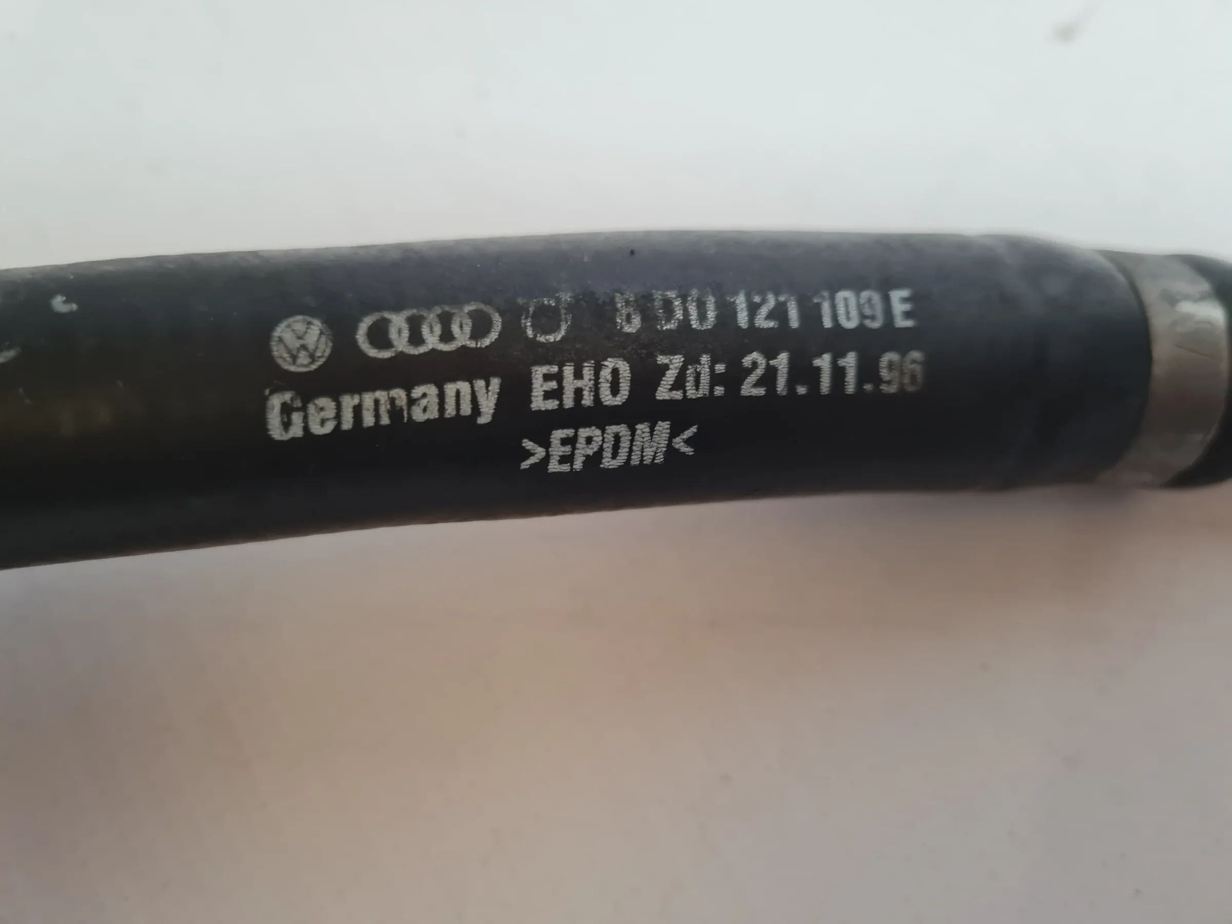 Original Audi A6 (4B2/4B4) 2.4 V6 Kühlerschlauch Kühlwasser 8D0121109E