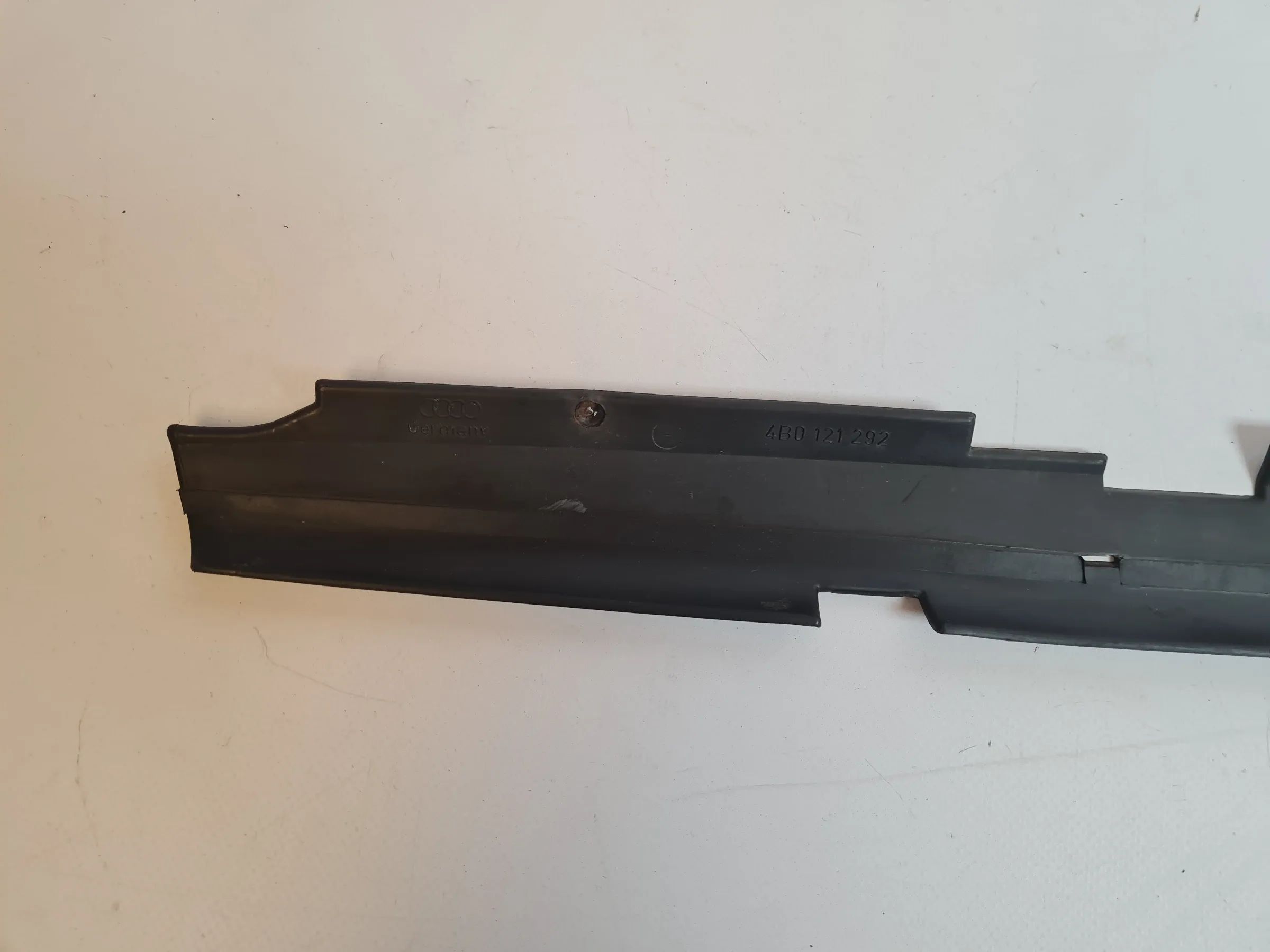 Original Audi A6 (4B2/4B4) Führung Abdeckung Schloßträger 4B0121292