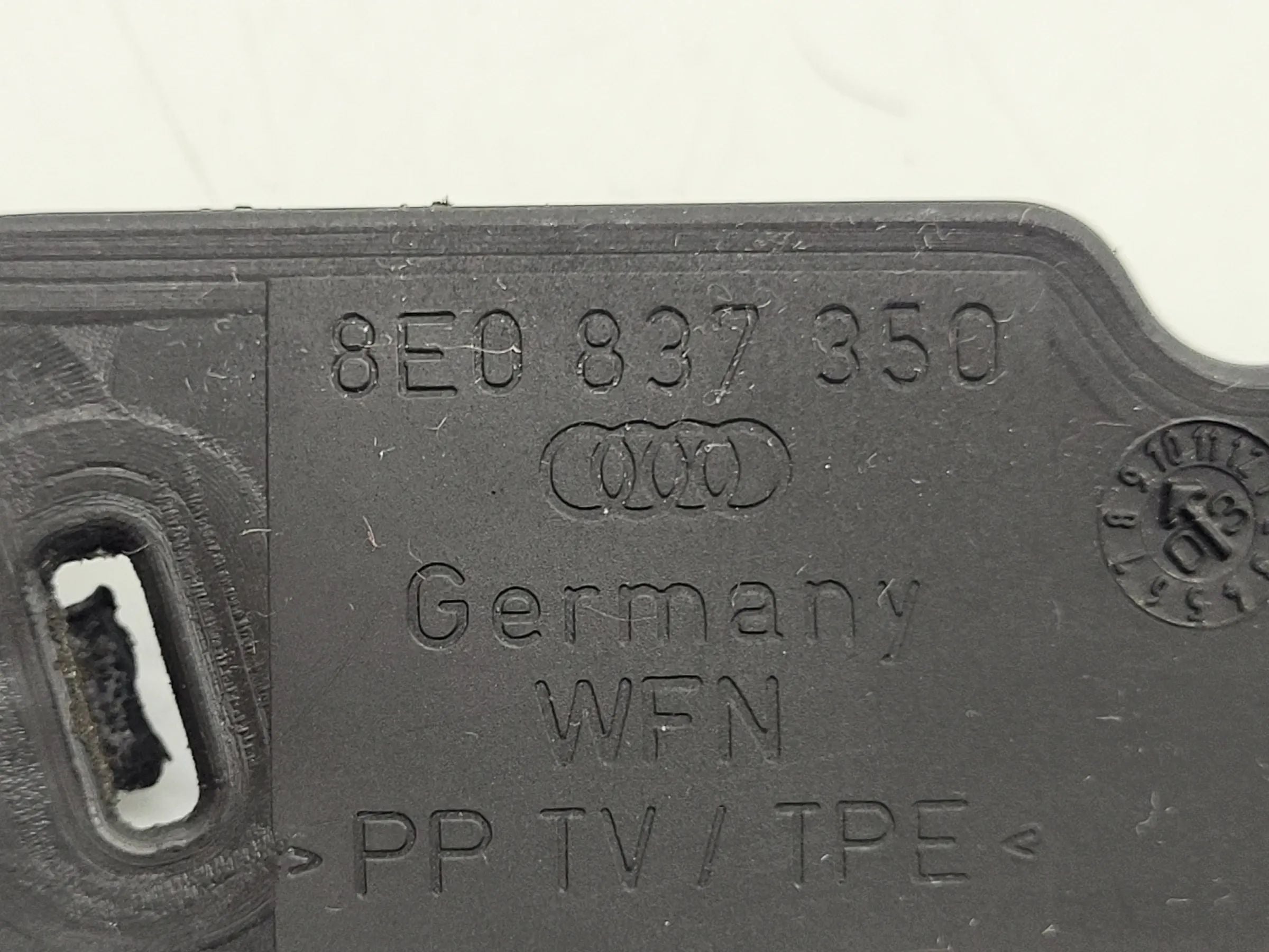 Original Audi A4 (8E/B6/B7) Verkleidung Türschloss Rechts Vorne 8E0837350
