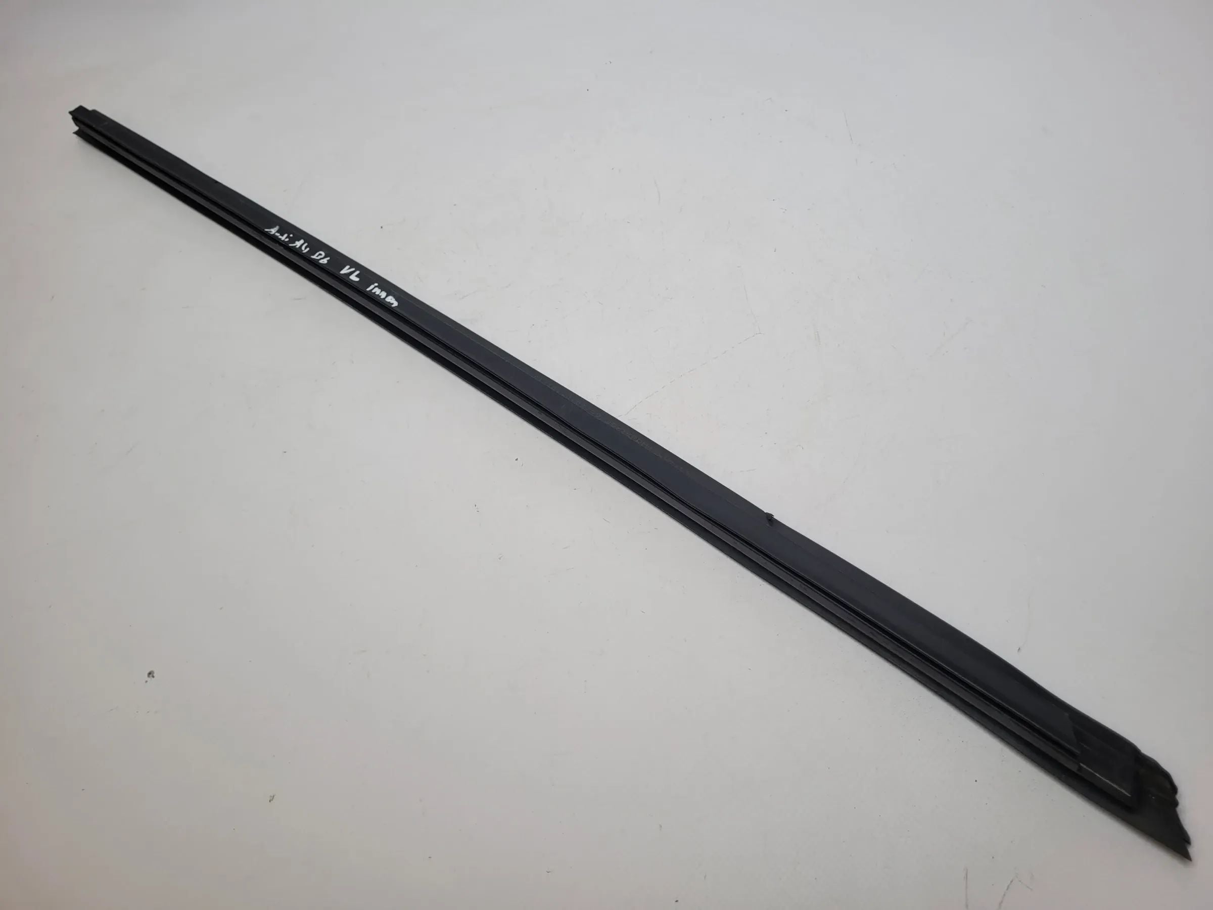 Original Audi A4 (8E/B6/B7) Tür Fenster Dichtung Leiste Links 8E0853284B
