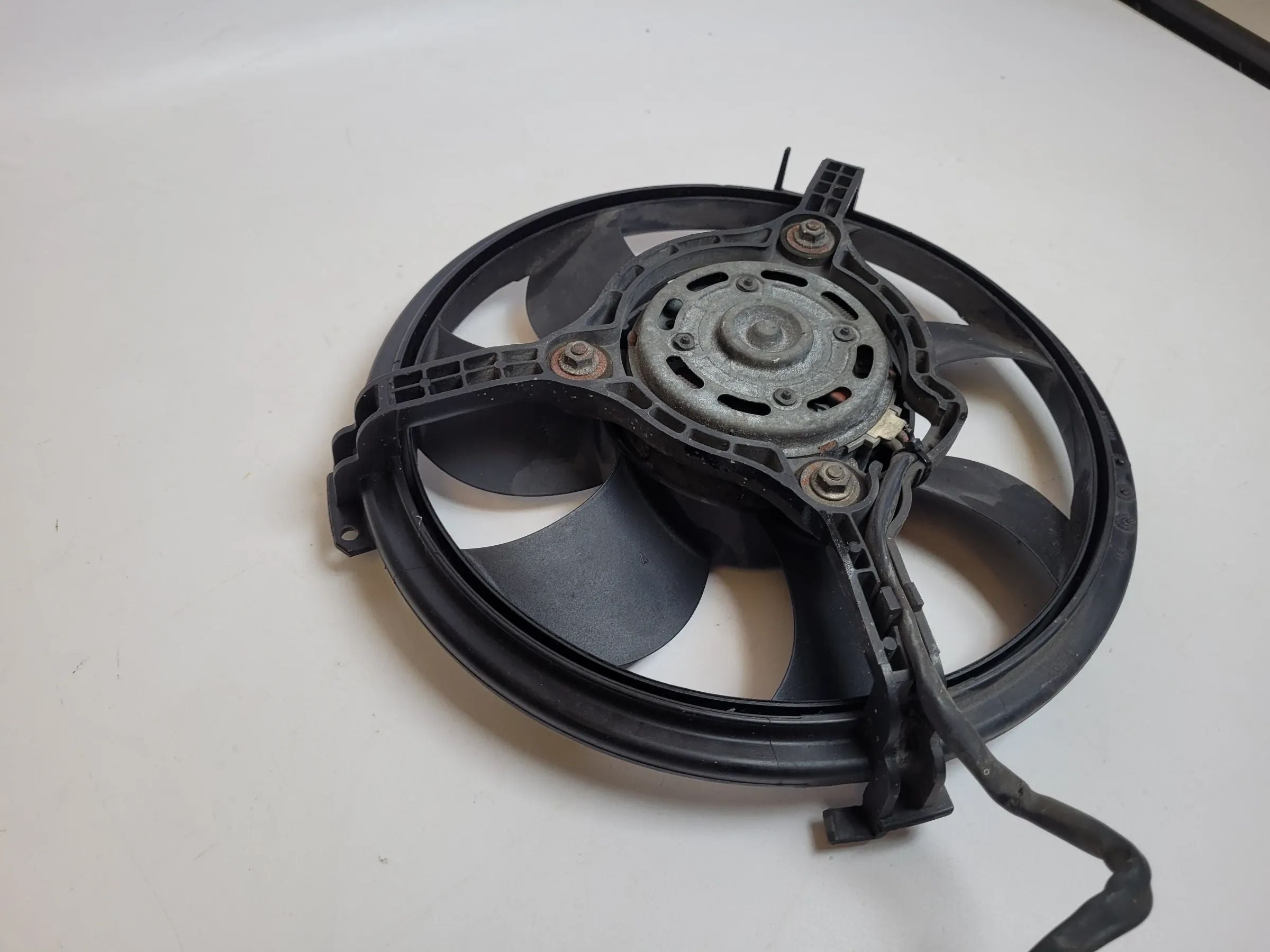 Original Audi A6 (4B2/4B4) Kühlerlüfter Motor Kühler Valeo 849354