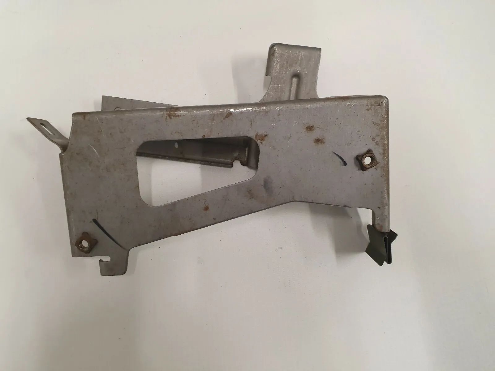 असली Nissan Primera P12 1.8L इंजन कंट्रोल यूनिट होल्डर MEC32591A1-3202 K4