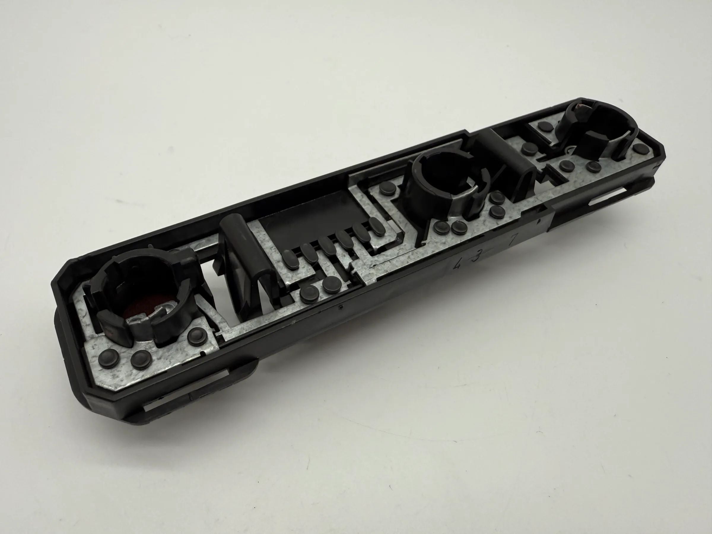 Oryginalny uchwyt lampy tylnej Peugeot 306 93-97 L/P Yorka 5045