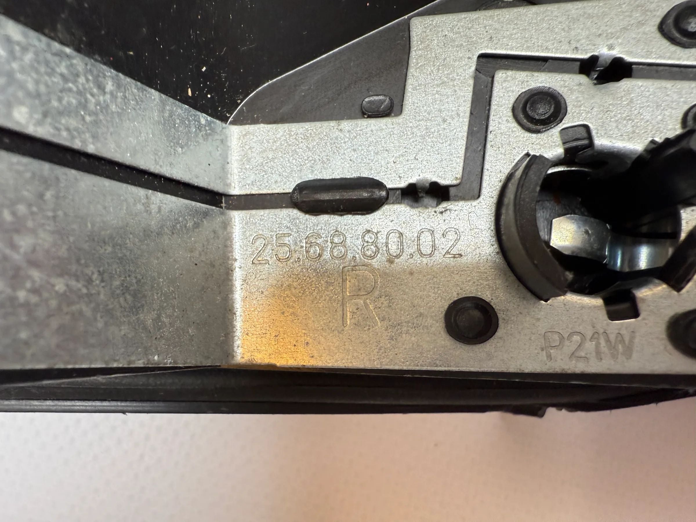 Oryginalny uchwyt lampy tylnej prawy Citroen C1 Peugeot 107 (PM/PN) 25688002