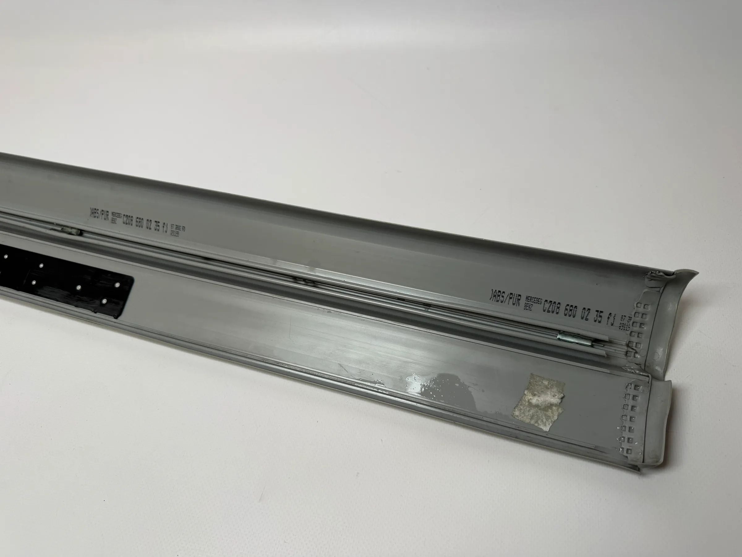 Oryginalne listwy progowe Mercedes-Benz CLK (C208/W208) Szare Lewa 2086800235