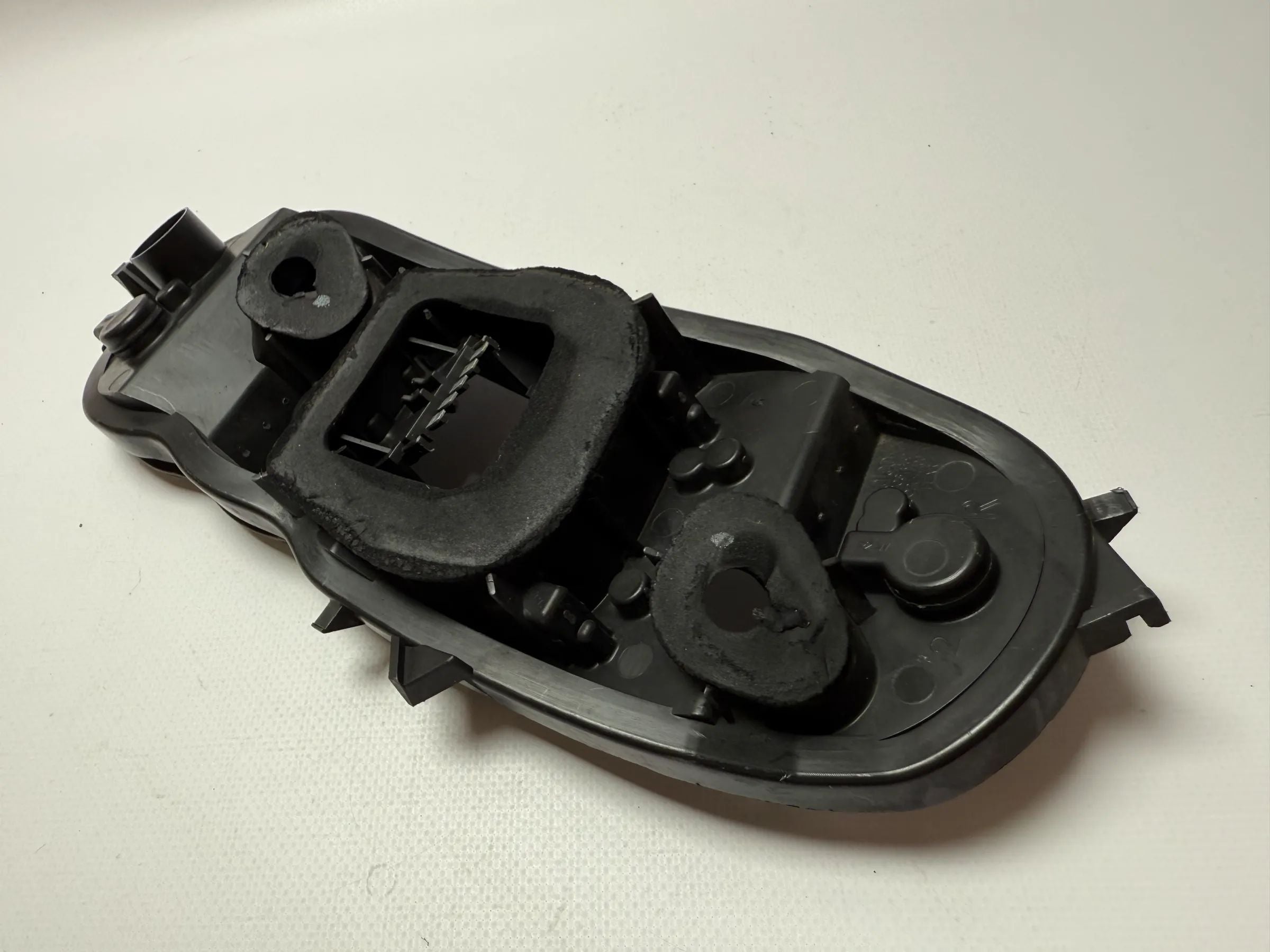 Oryginalny uchwyt lampy tylnych świateł Opel Corsa D prawy 88037852