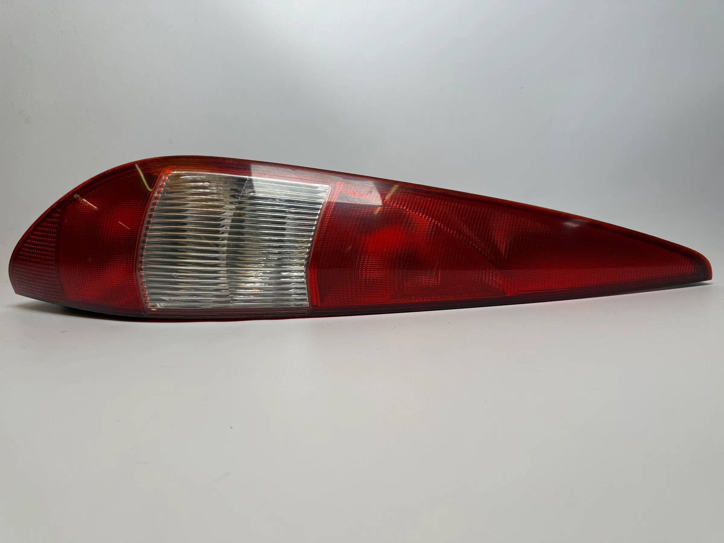 Oryginalna lampa tylna Ford Mondeo III (B5Y/BWY), lewa 1S71-13405-C LH