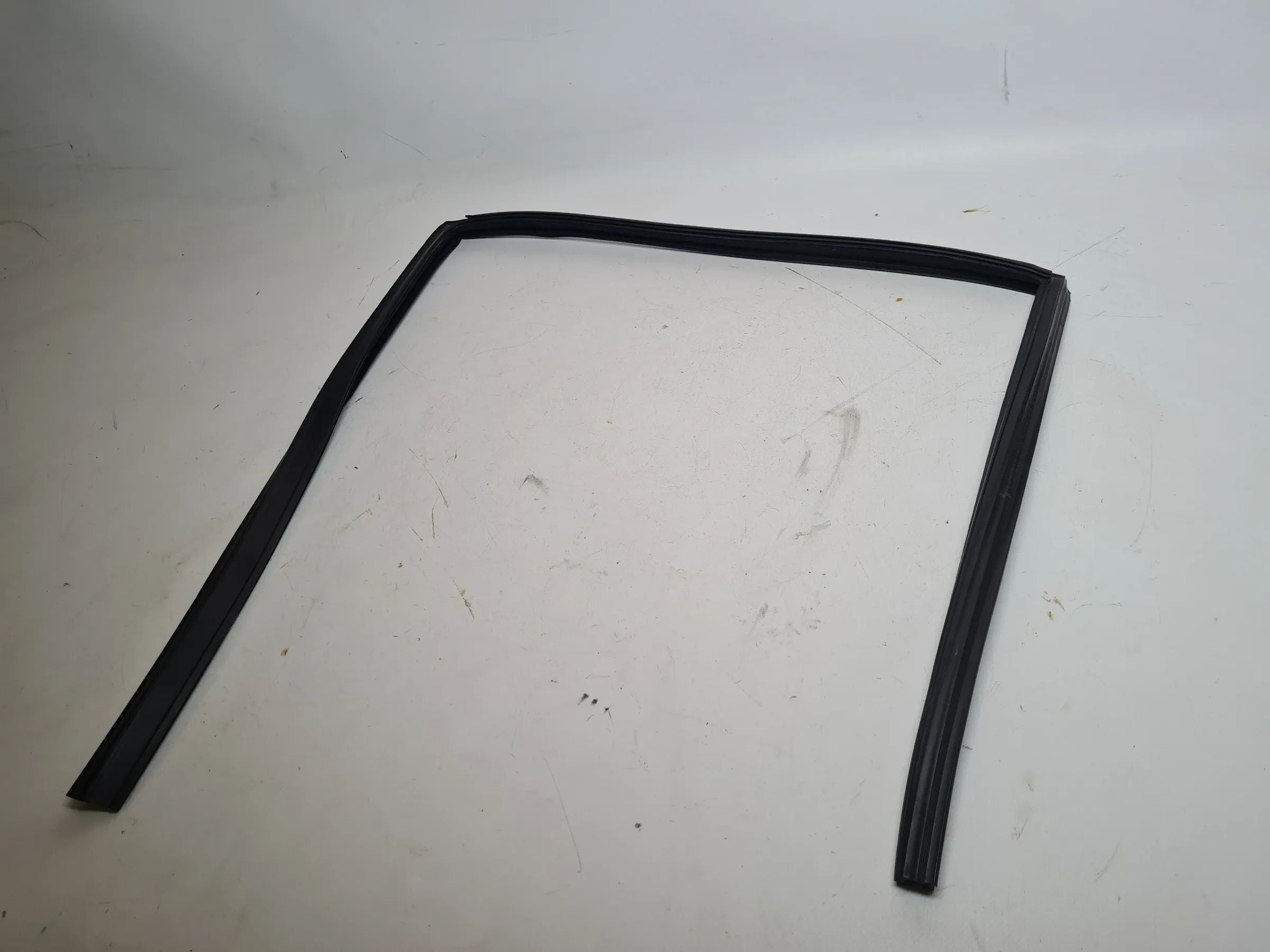 ซีลยางแนวหน้าต่างแท้ BMW 5er E39 ด้านขวาหลัง 8159818 / 34.6406