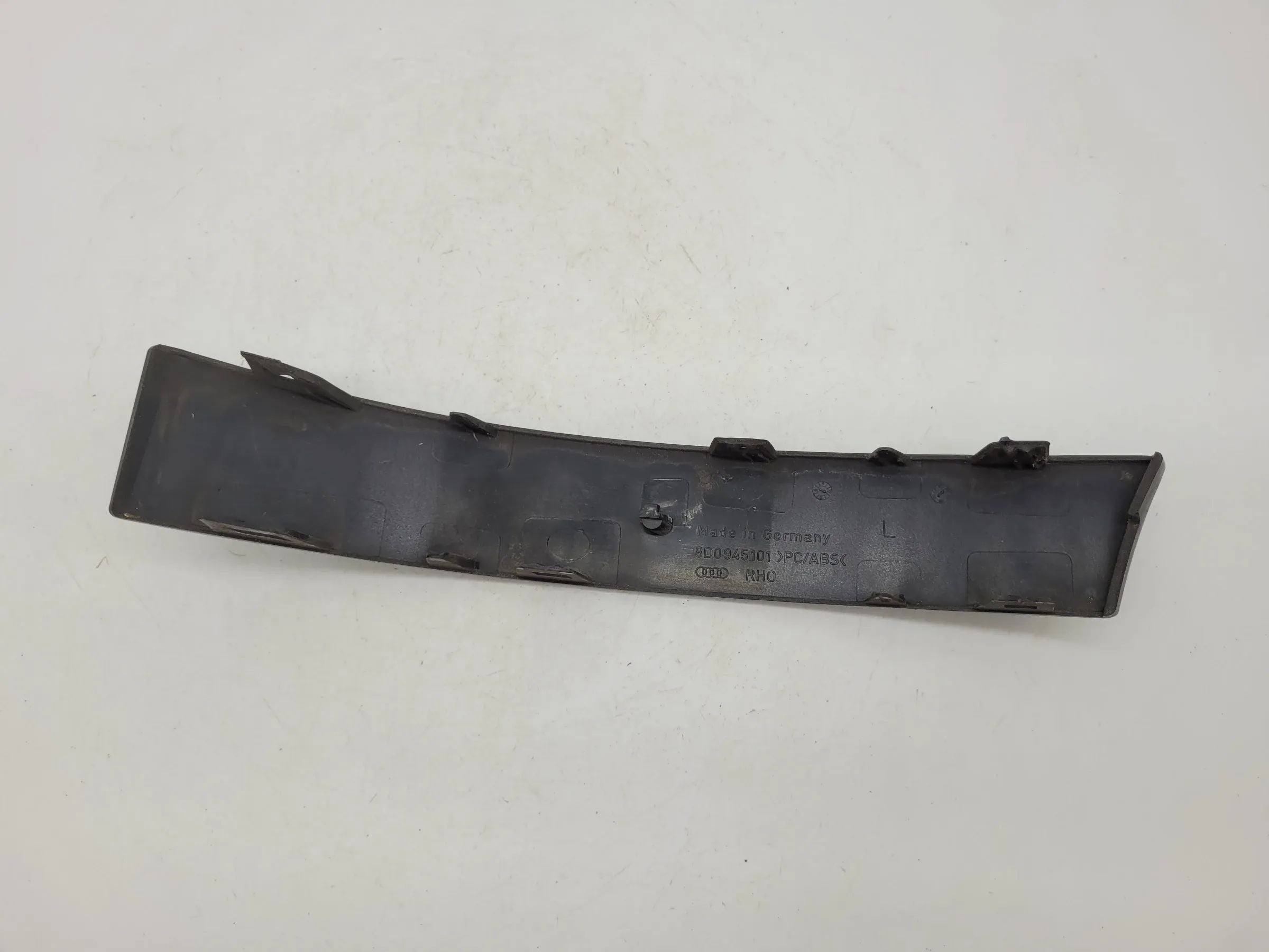 Original Audi A4 B5 Blende Rahmen Rücklicht 8D0945101