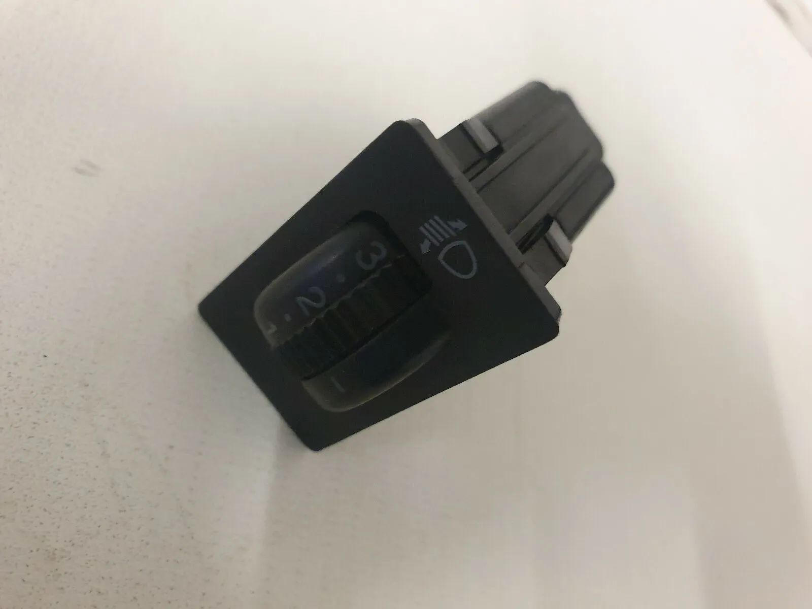 original Toyota Avensis (T250) LWR Leuchtweitenregulierung Schalter 8415205050