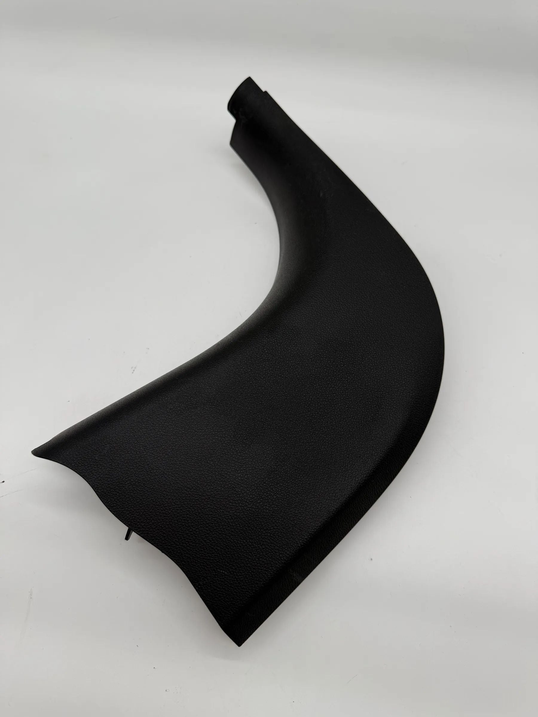 Обивка передней правой двери BMW Е90 Е91 Е92 7066990 Панель покрытия ножного пространства